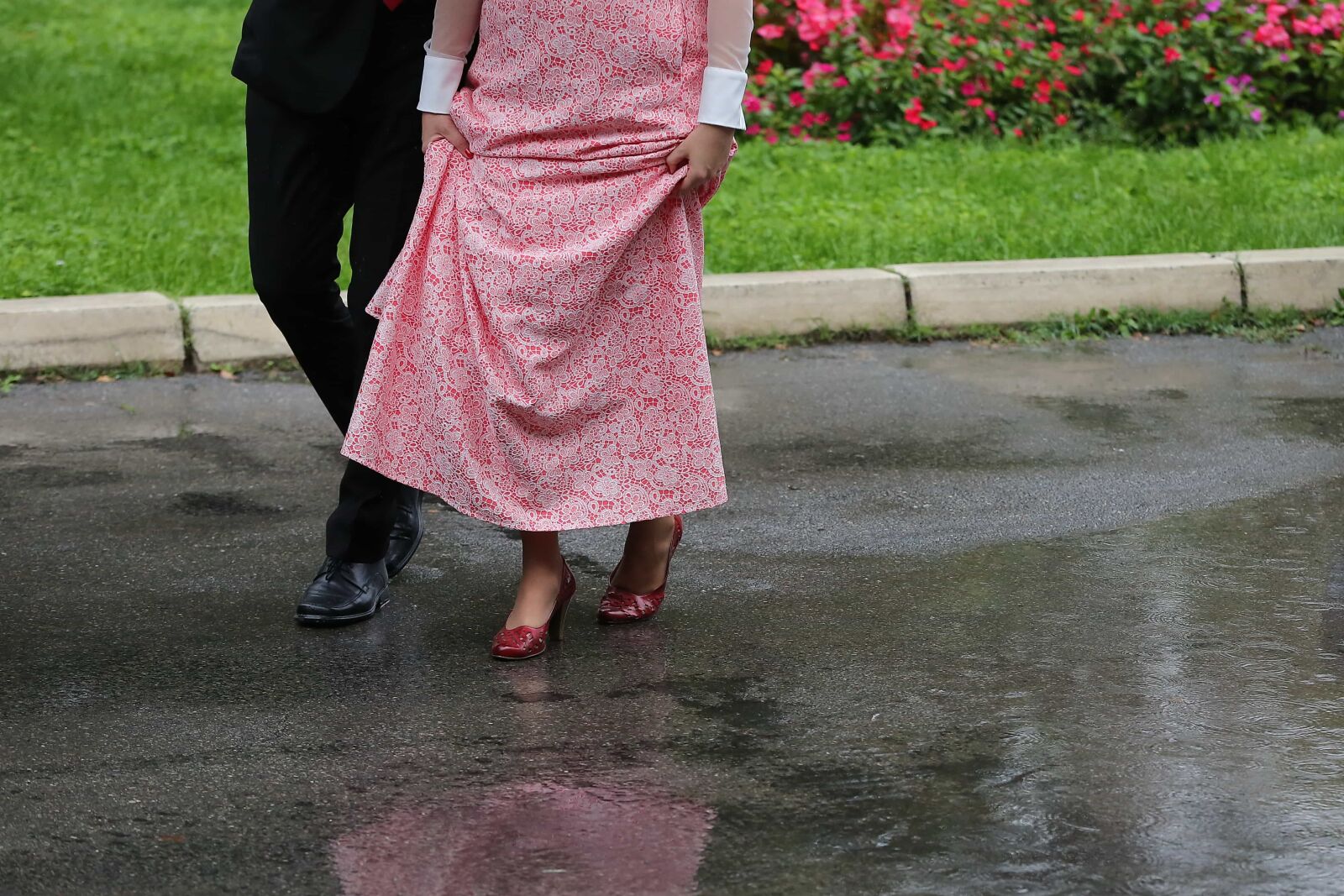 Canon EOS 5D Mark III sample photo. Dress, man, people, rain photography