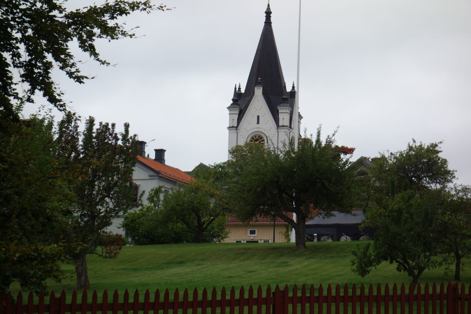 Sony Cyber-shot DSC-RX100 sample photo. Nora kyrka, undulating, lawn photography