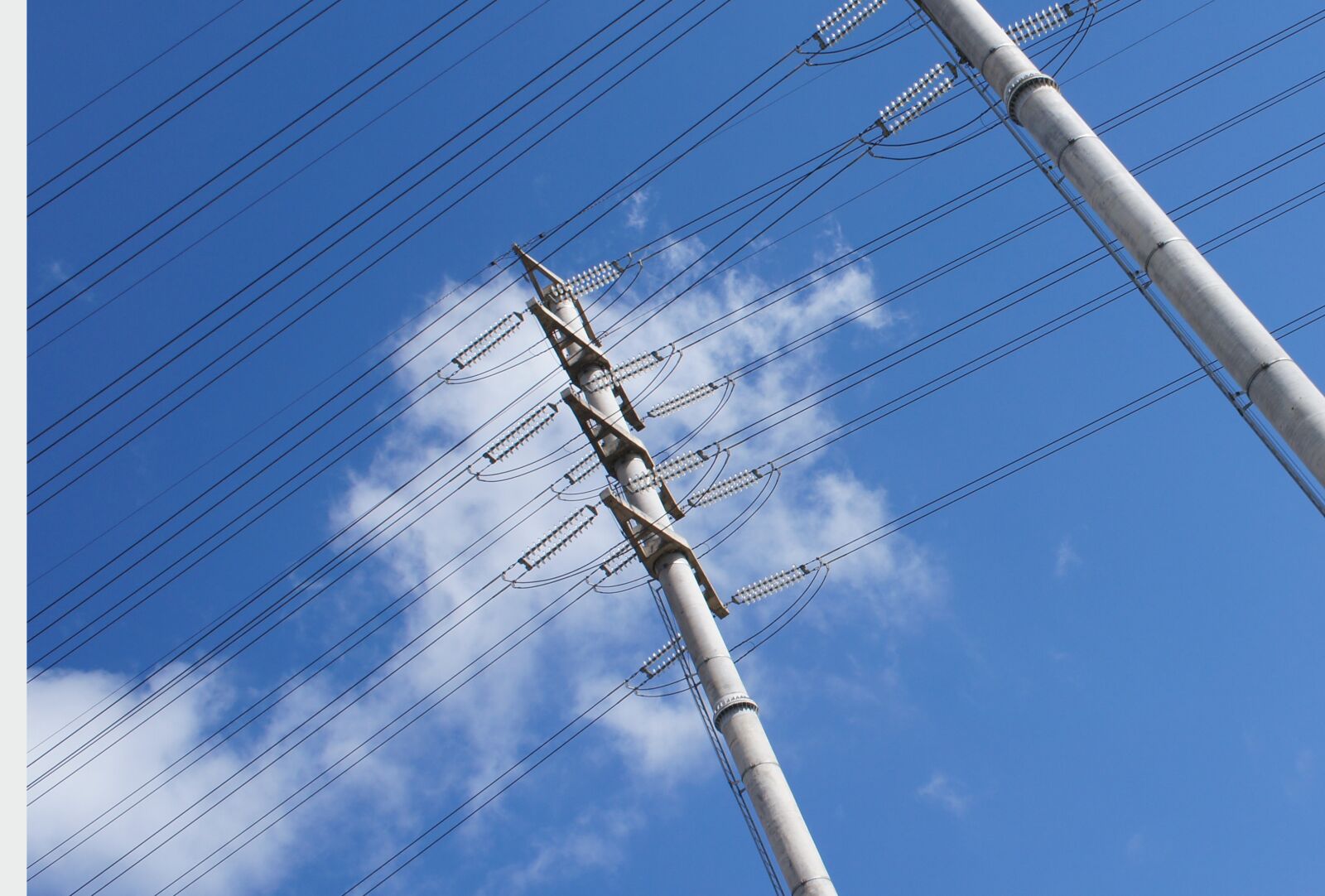 Sony Alpha NEX-C3 + Sony E 18-55mm F3.5-5.6 OSS sample photo. Electric, wires, cable photography