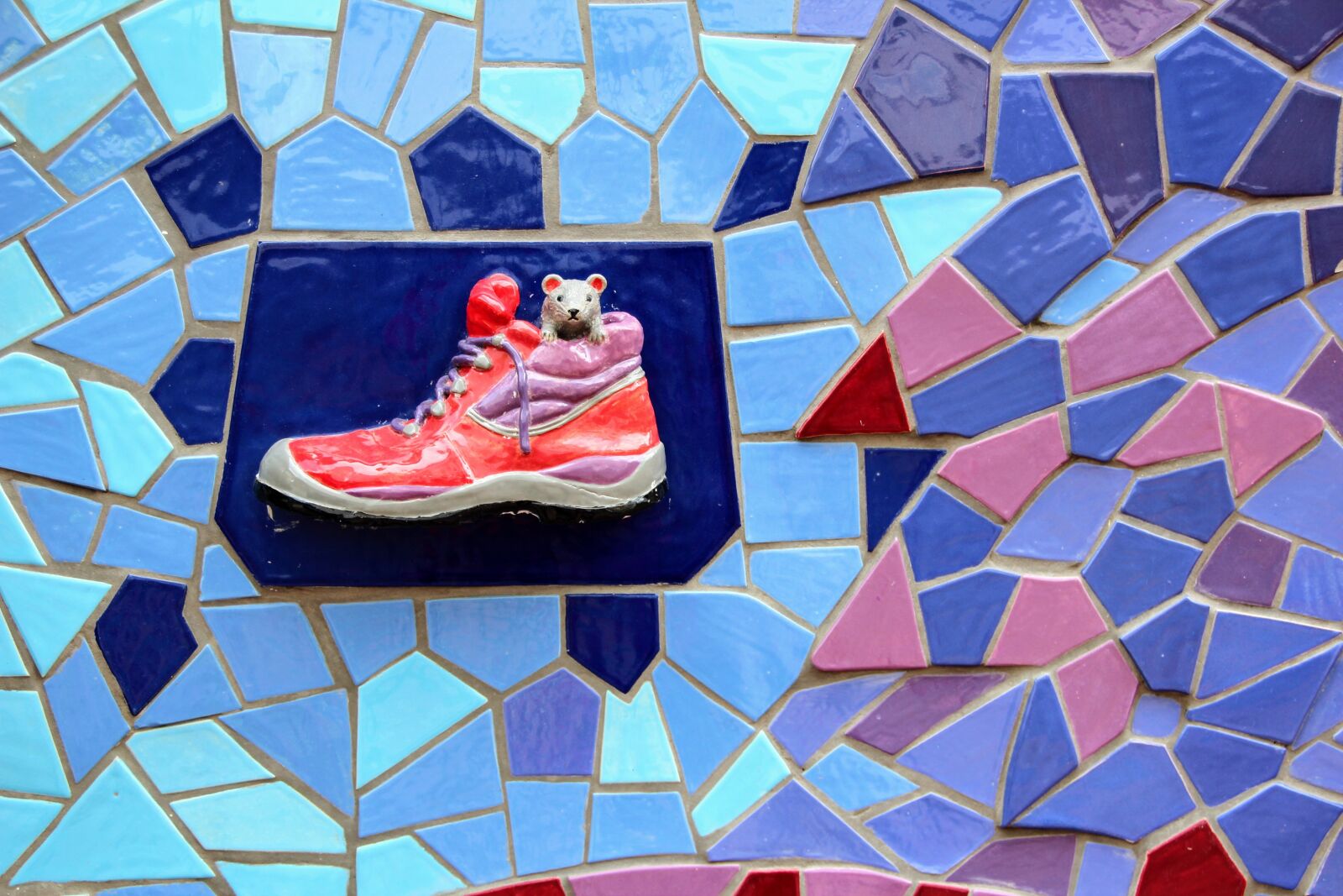 Canon EOS 600D (Rebel EOS T3i / EOS Kiss X5) sample photo. Tiles, colorful, wall photography