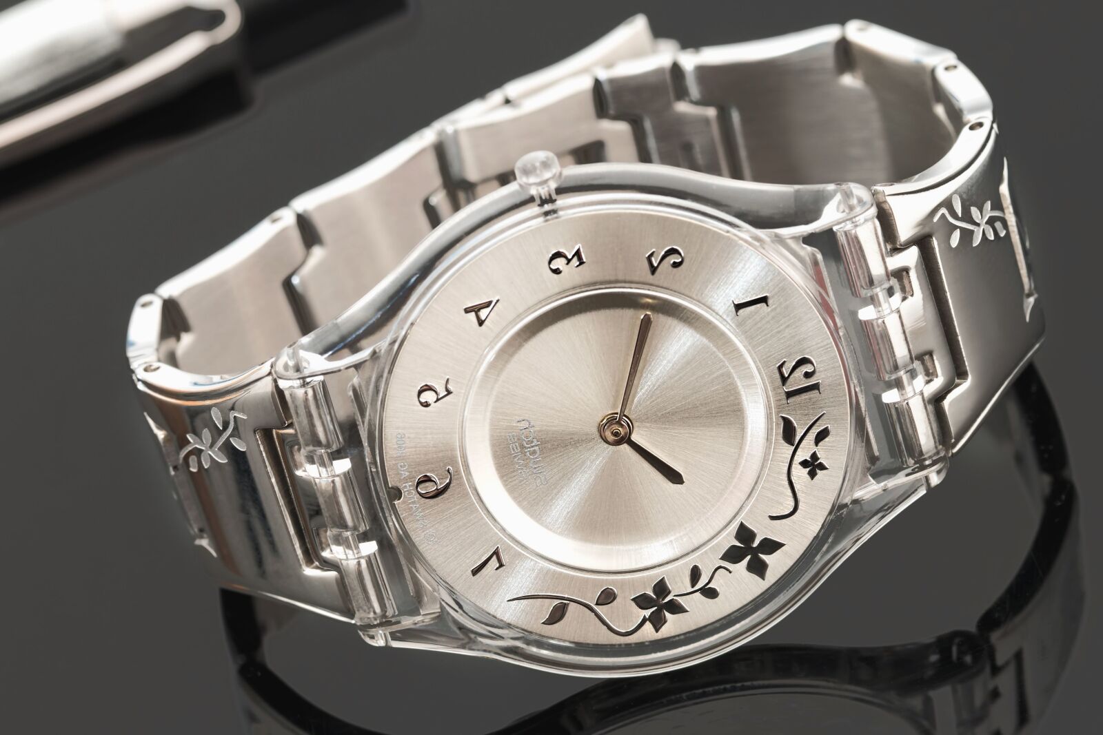 Canon EOS 70D sample photo. Wristwatch, bracelet, metal, chrome photography