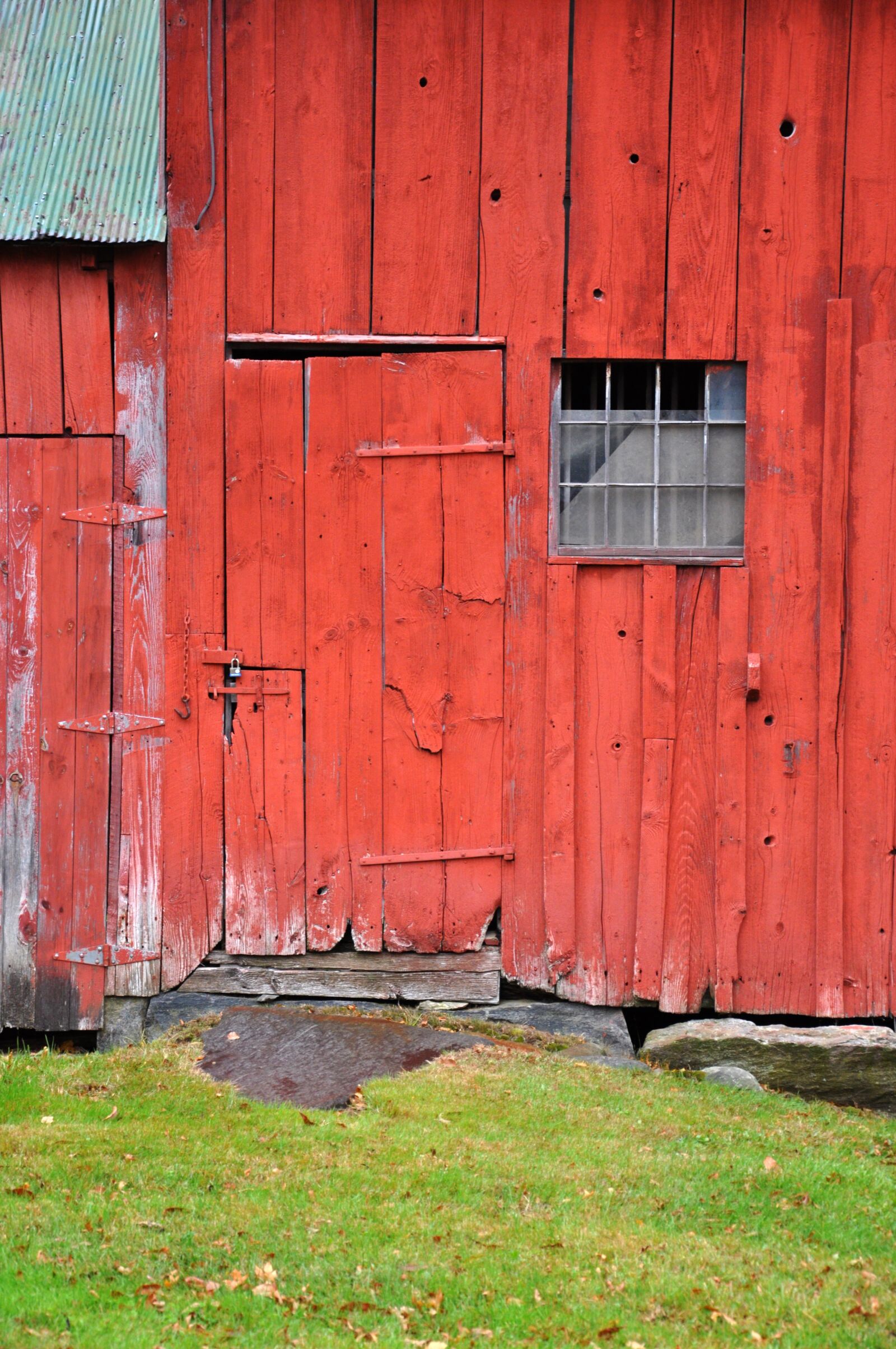 Nikon D90 sample photo. Vermont, barn, door photography