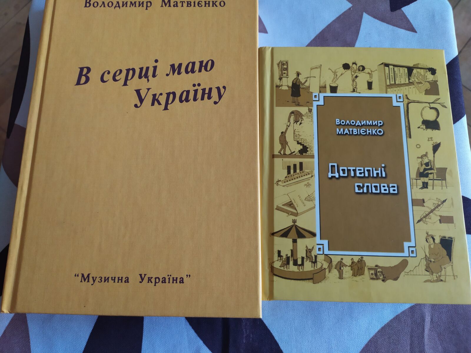 Xiaomi Redmi Note 7 sample photo. Books, two books, table photography