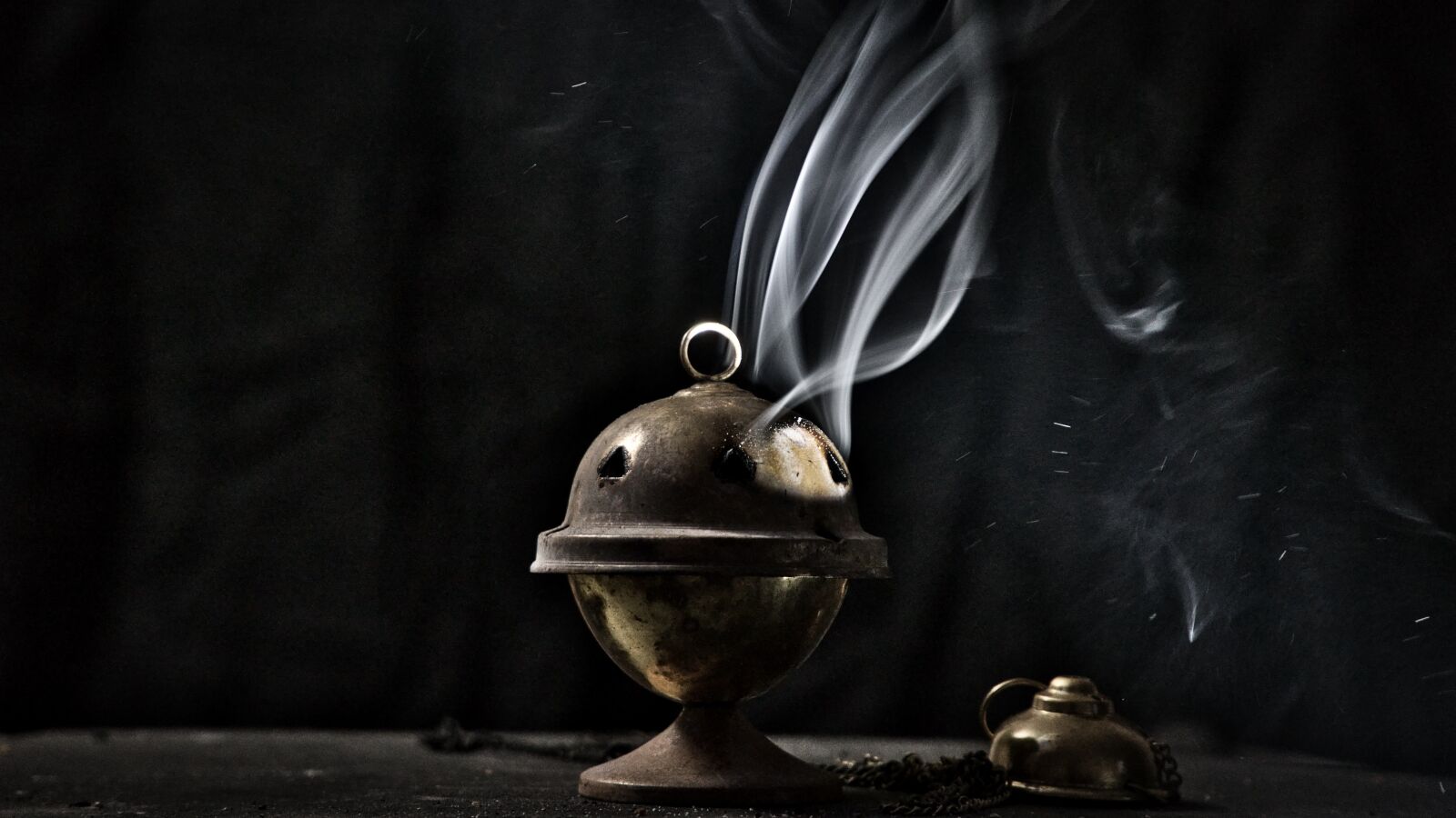 Sony a6300 + Sony E PZ 18-105mm F4 G OSS sample photo. Incense, avengers, censer, photography