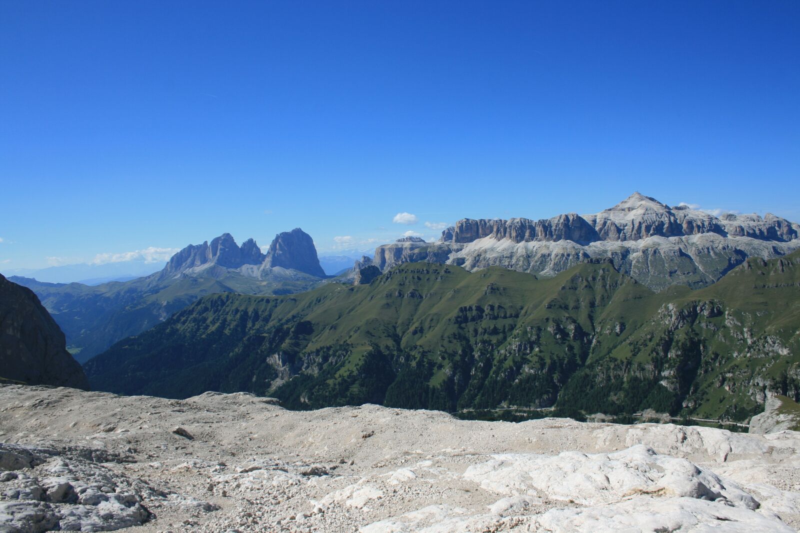 Canon EOS 400D (EOS Digital Rebel XTi / EOS Kiss Digital X) sample photo. Italy, alps, mountain photography