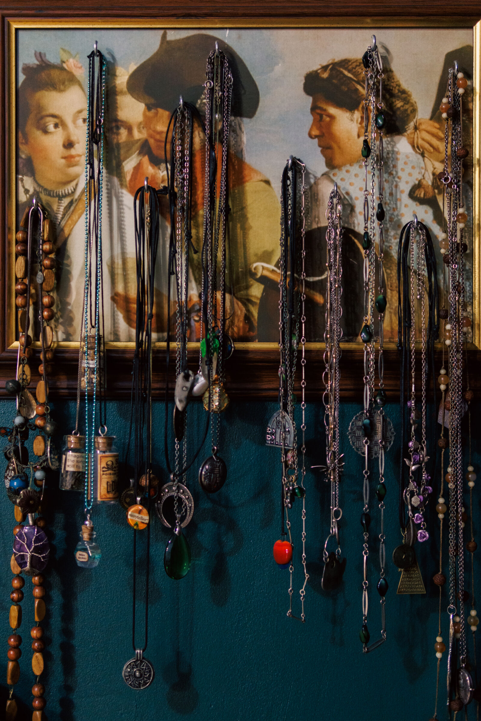 Canon EOS R7 sample photo. Jewelry suspension photography
