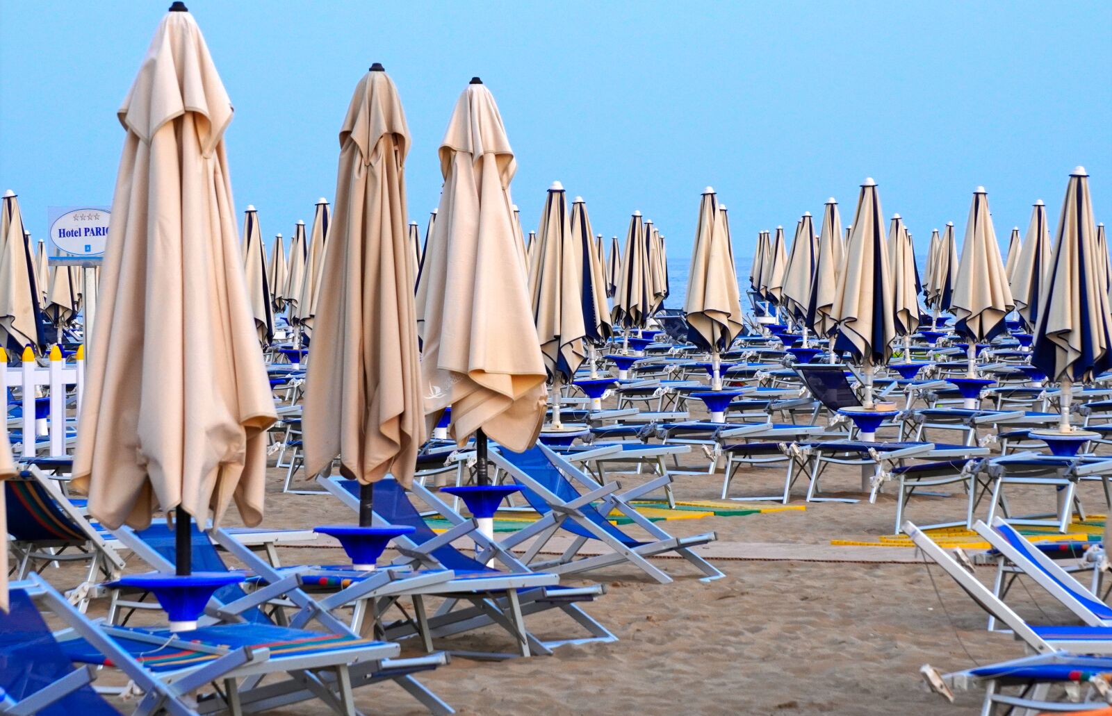 Sony E 55-210mm F4.5-6.3 OSS sample photo. Beach, parasols, sea photography