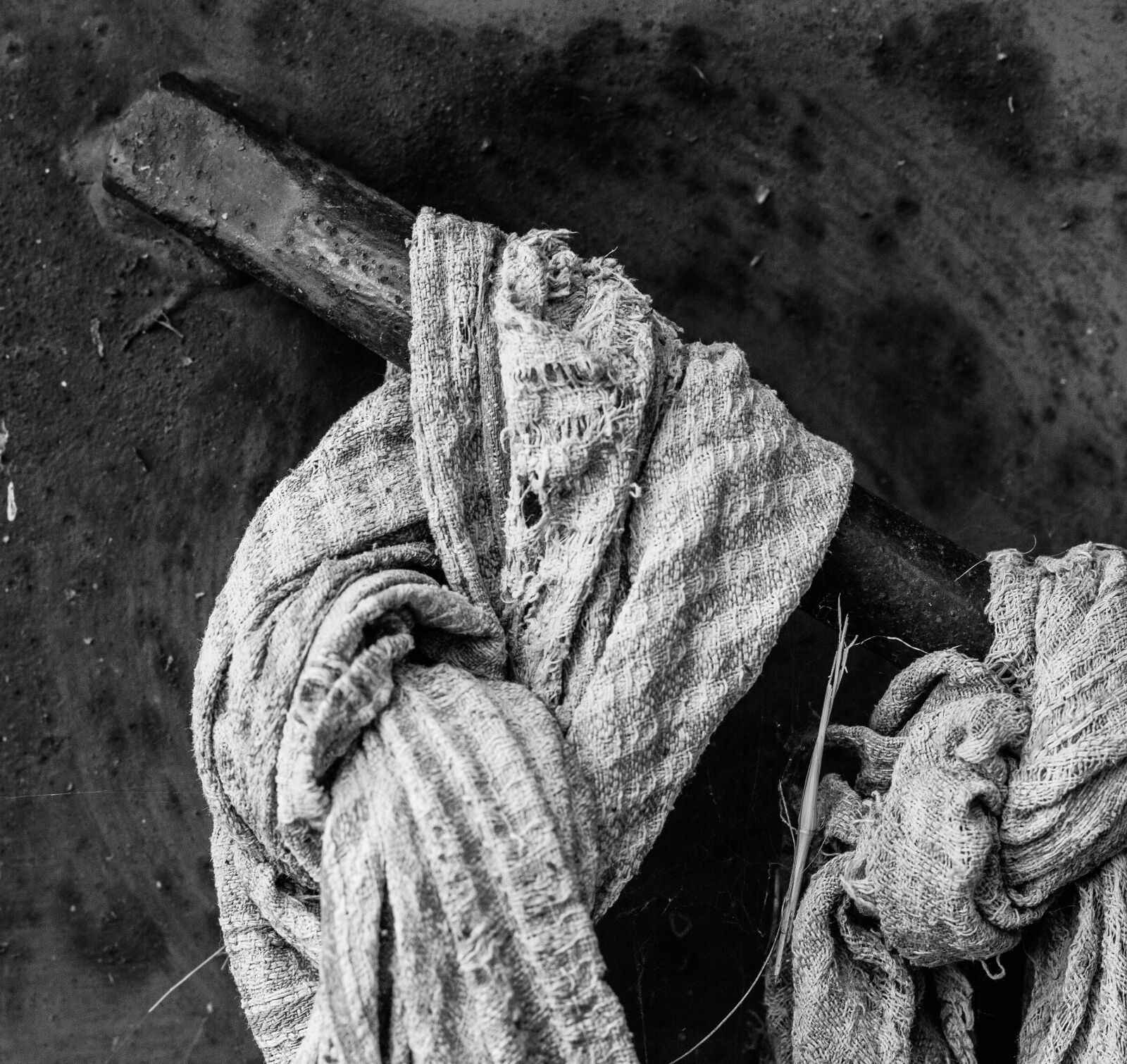 Canon EOS 700D (EOS Rebel T5i / EOS Kiss X7i) + Canon EF 50mm F1.8 STM sample photo. Towel, torn, cloth photography