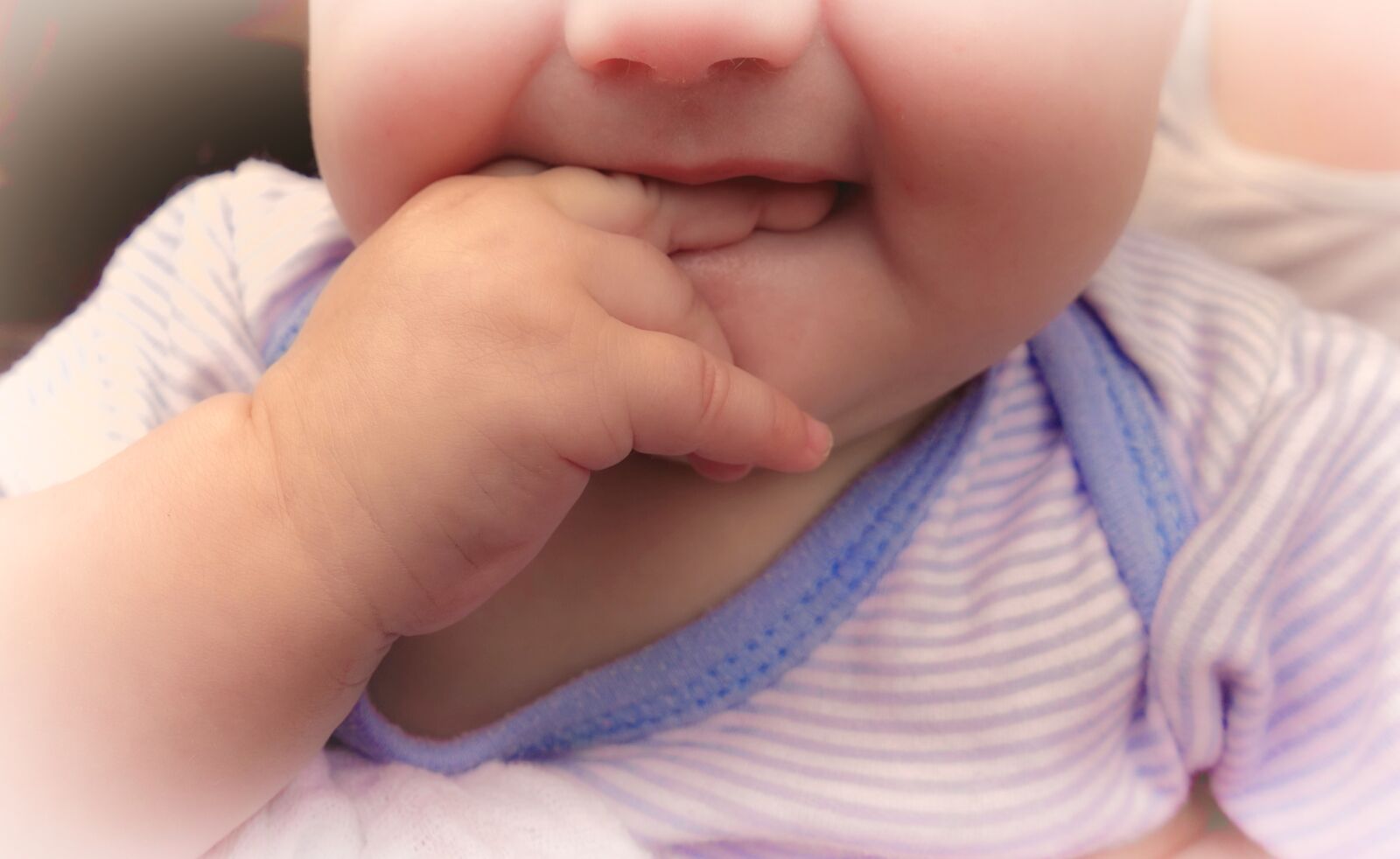 Sony DSC-RX100M5 sample photo. Baby, finger, mouth photography