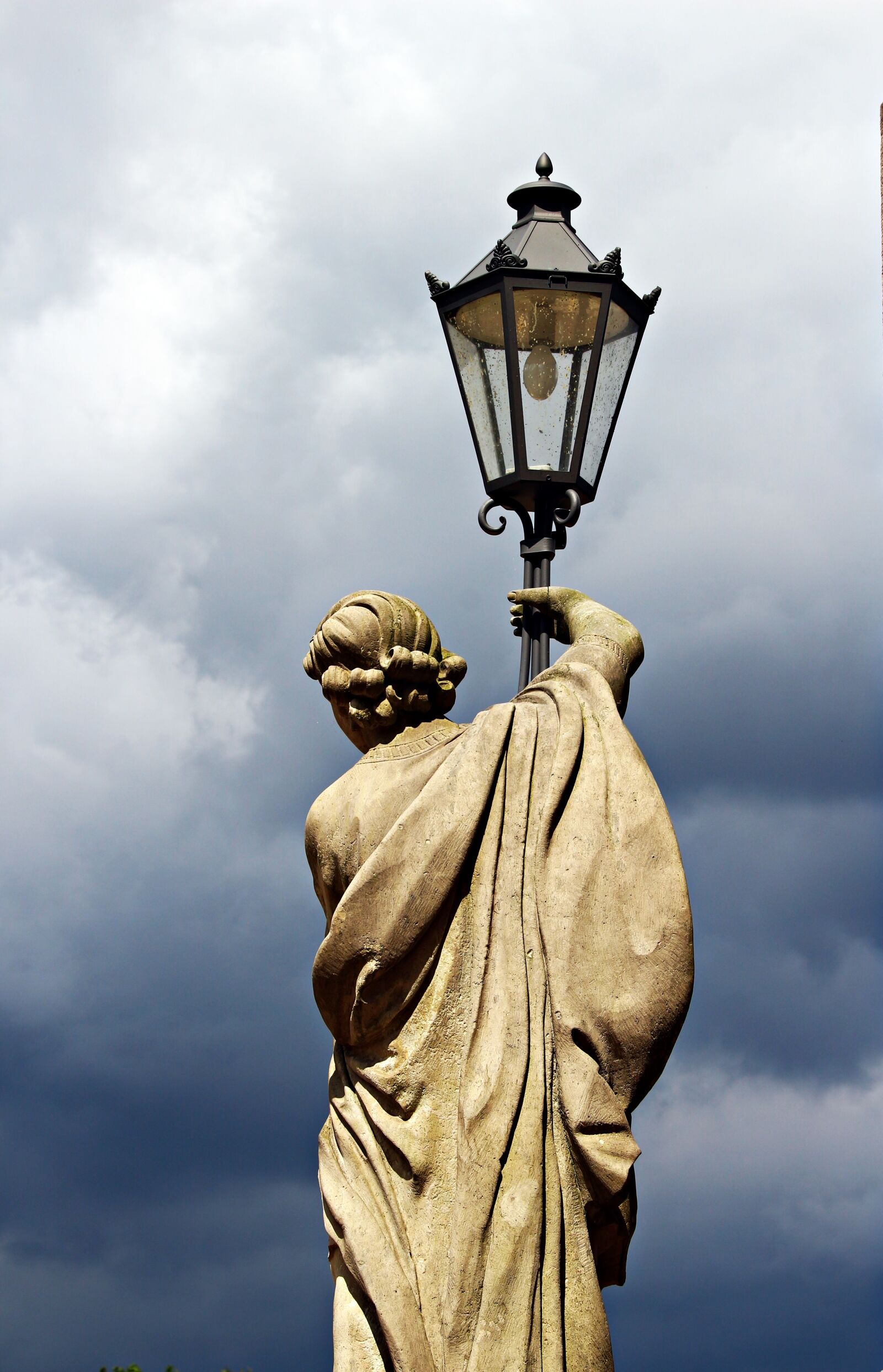 Canon EOS 100D (EOS Rebel SL1 / EOS Kiss X7) sample photo. Lantern carriers, statue, sculpture photography