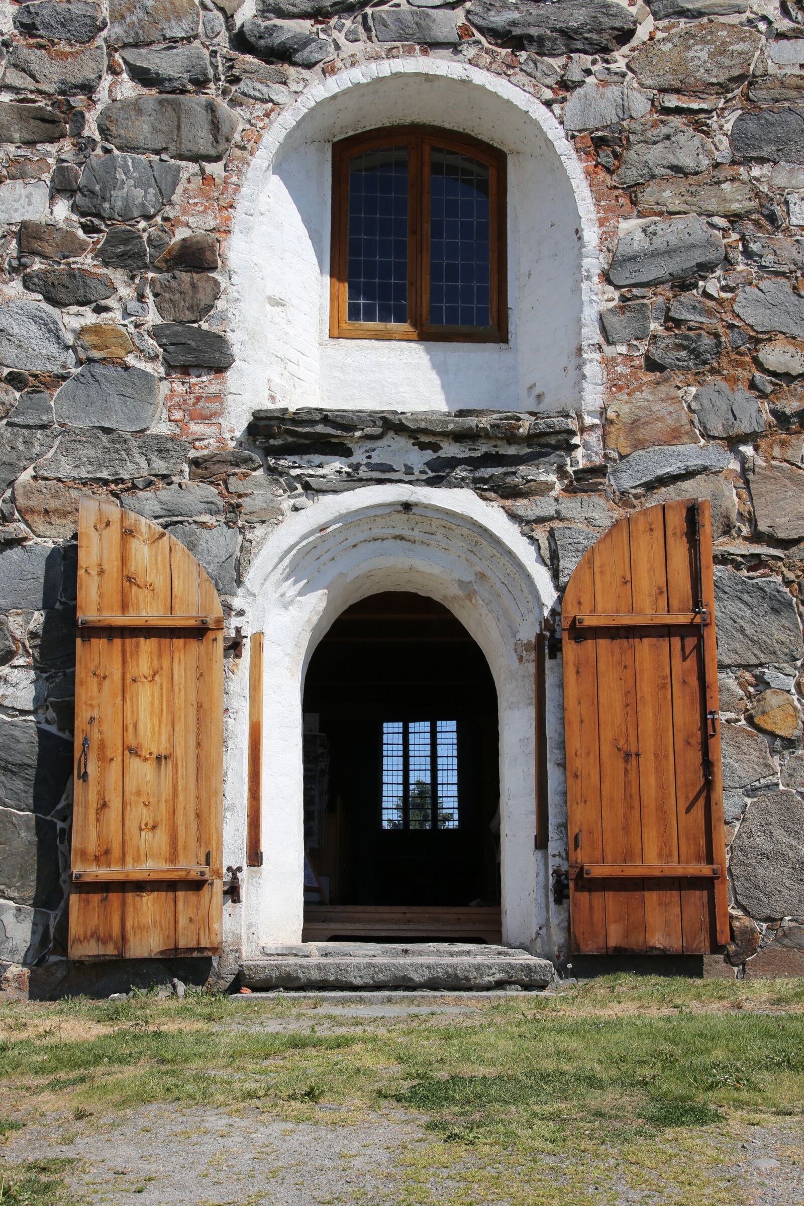 Canon EF 28-300mm F3.5-5.6L IS USM sample photo. Door, the stone wall photography