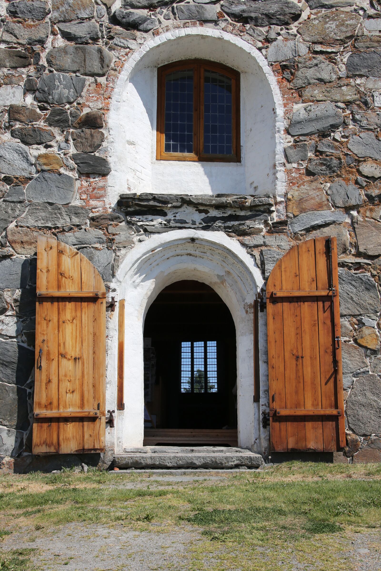 Canon EOS 6D + Canon EF 28-300mm F3.5-5.6L IS USM sample photo. Door, the stone wall photography