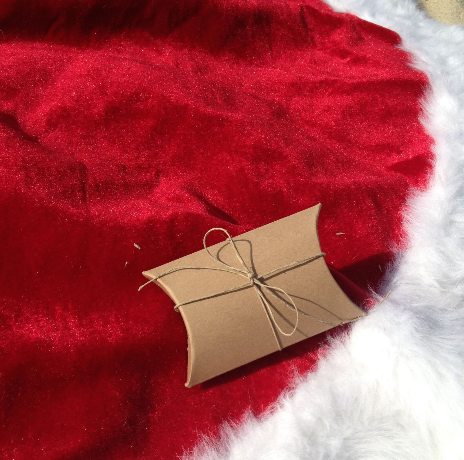 iPhone 4S back camera 4.28mm f/2.4 sample photo. Christmas, gift, red and photography