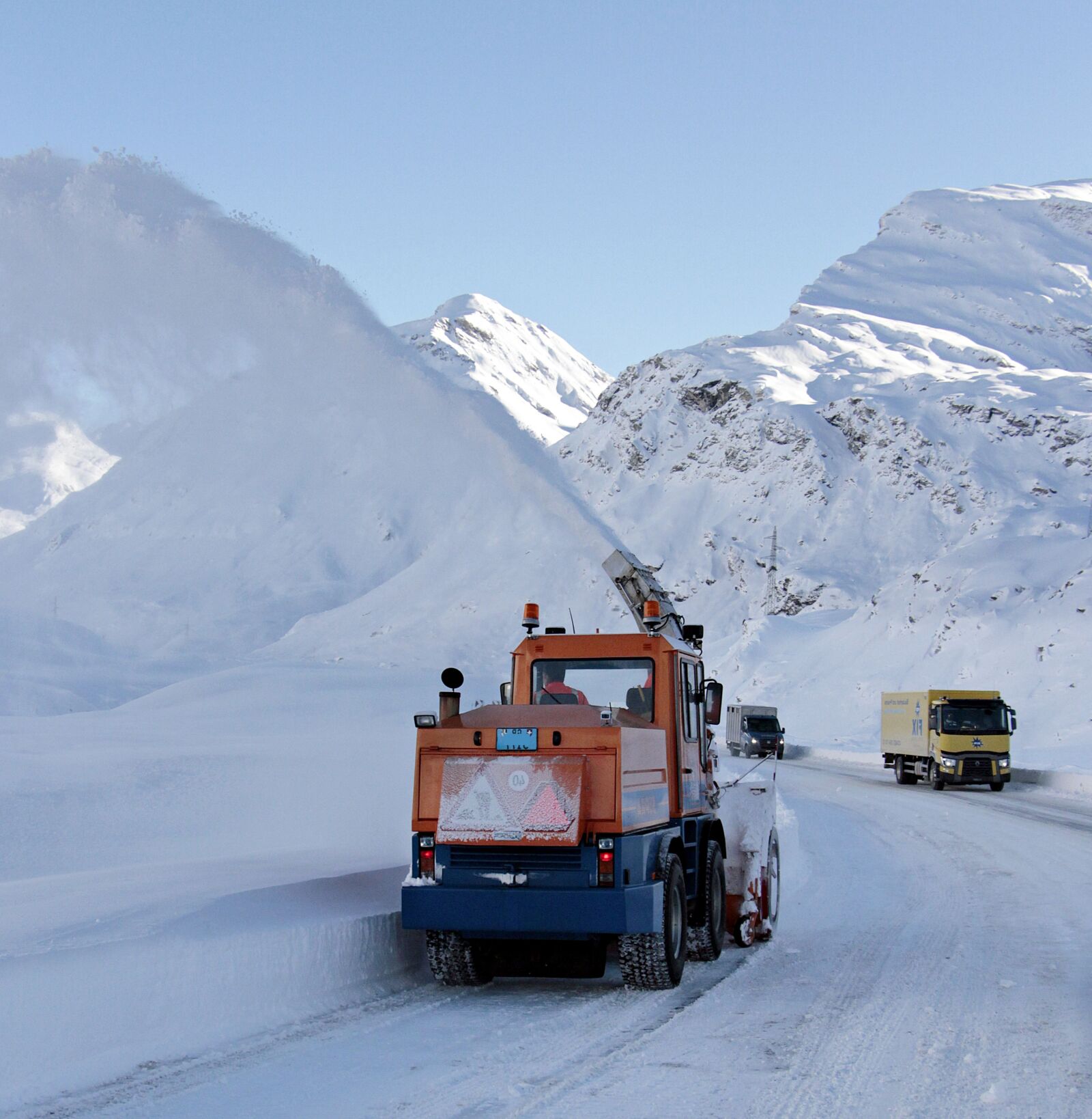 Canon EOS 100D (EOS Rebel SL1 / EOS Kiss X7) sample photo. Mountain, truck, cold, winter photography
