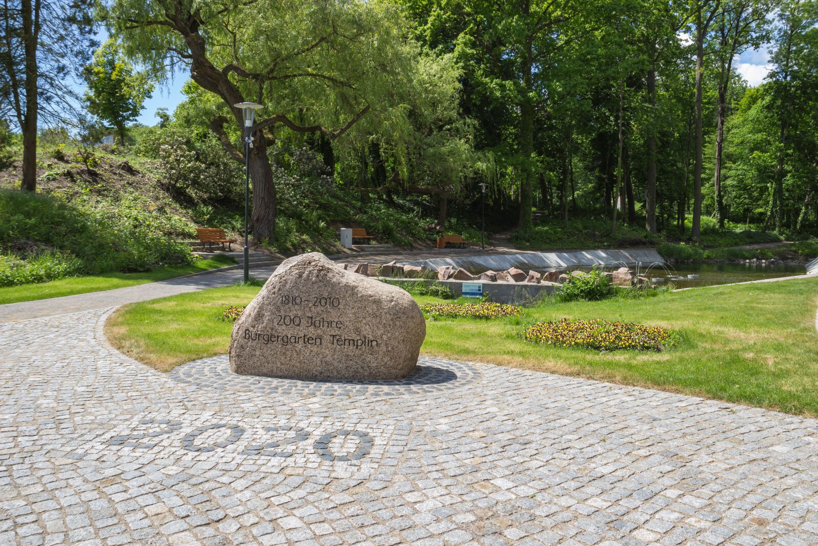 Canon EF-S 18-135mm F3.5-5.6 IS sample photo. Citizen garden, memorial stone photography