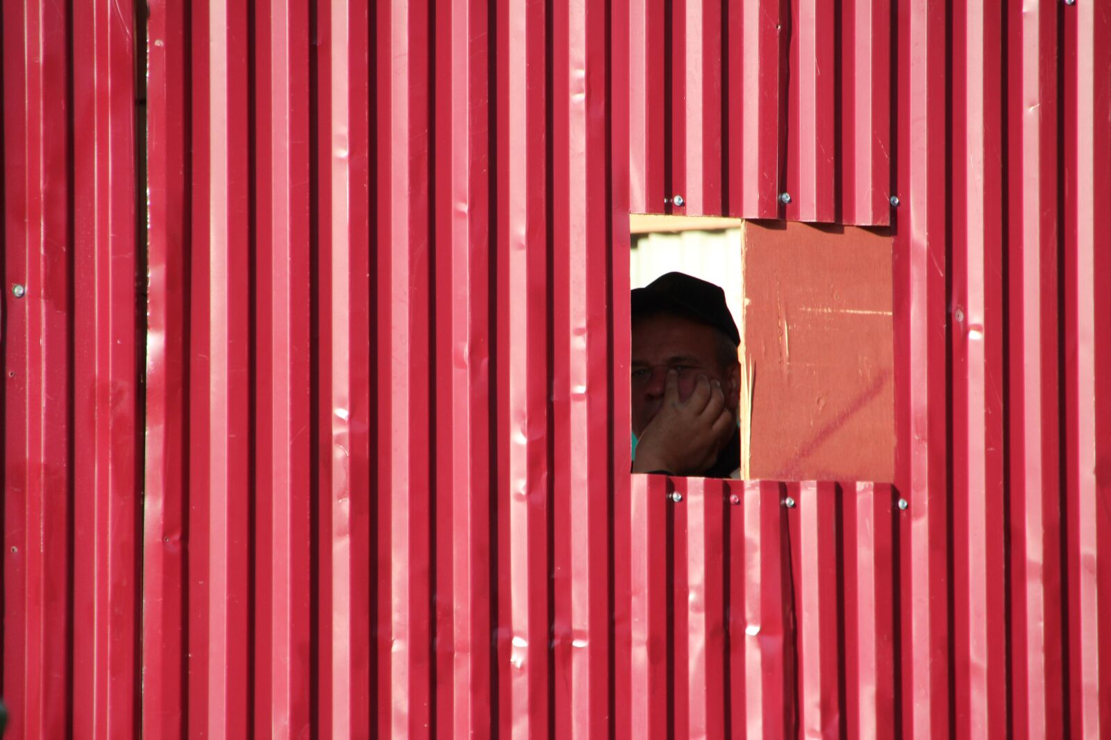 Canon EOS 600D (Rebel EOS T3i / EOS Kiss X5) sample photo. Construction workers, construction fence photography