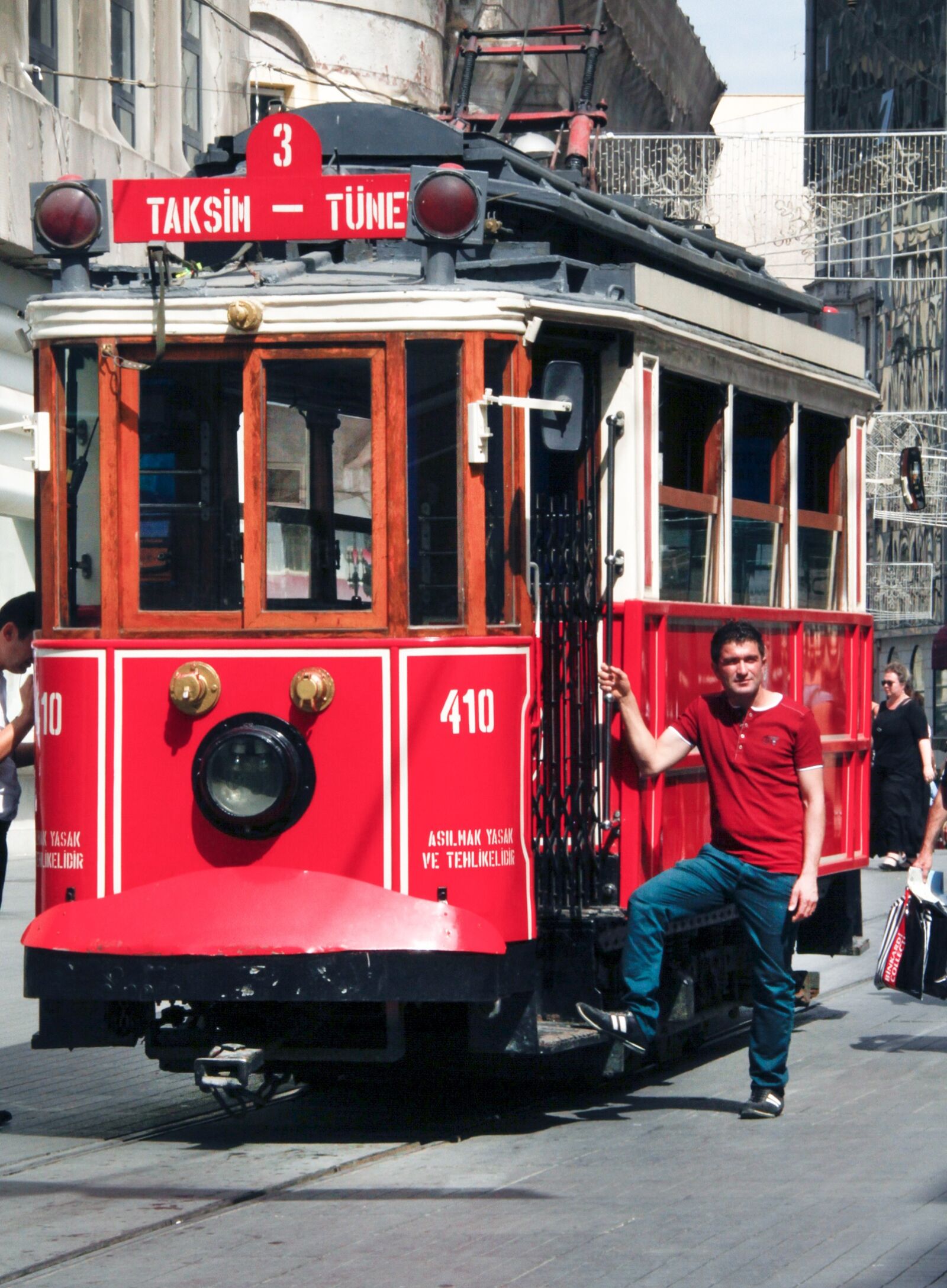 Canon EOS 7D sample photo. Trolley, tram, red photography