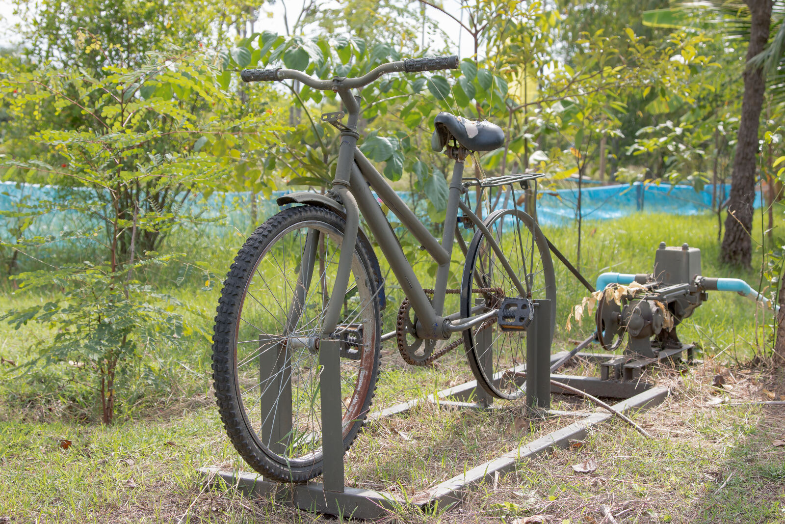 Canon EOS 70D sample photo. Bicycle, pump photography