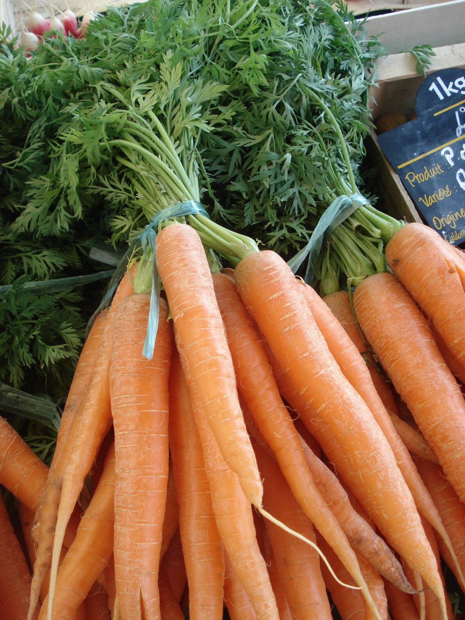 Sony DSC-W40 sample photo. Vegetables, carrots, market photography