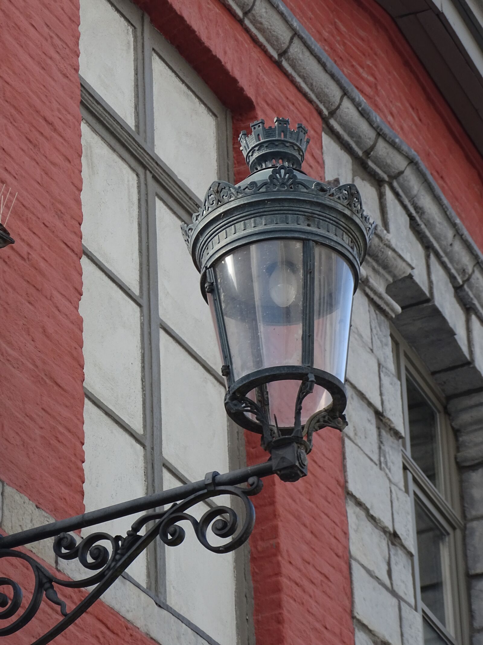 Sony Cyber-shot DSC-HX400V sample photo. Floor lamp, street, tournai photography