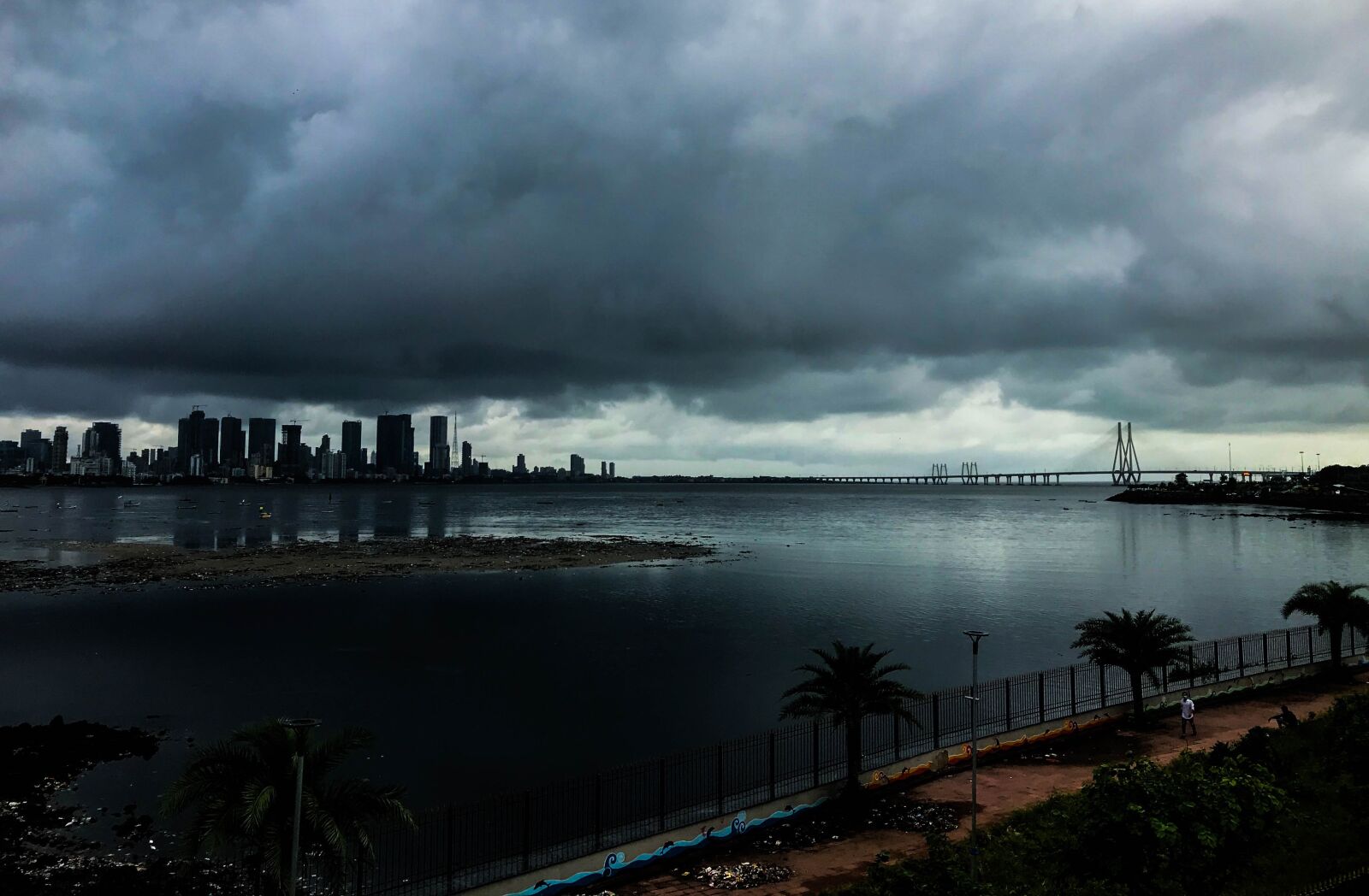 iPhone 7 back camera 3.99mm f/1.8 sample photo. Mumbai, bandra, worli photography