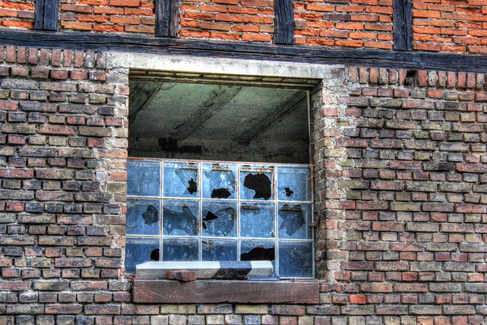 Canon EOS 550D (EOS Rebel T2i / EOS Kiss X4) sample photo. Window, stall, old photography