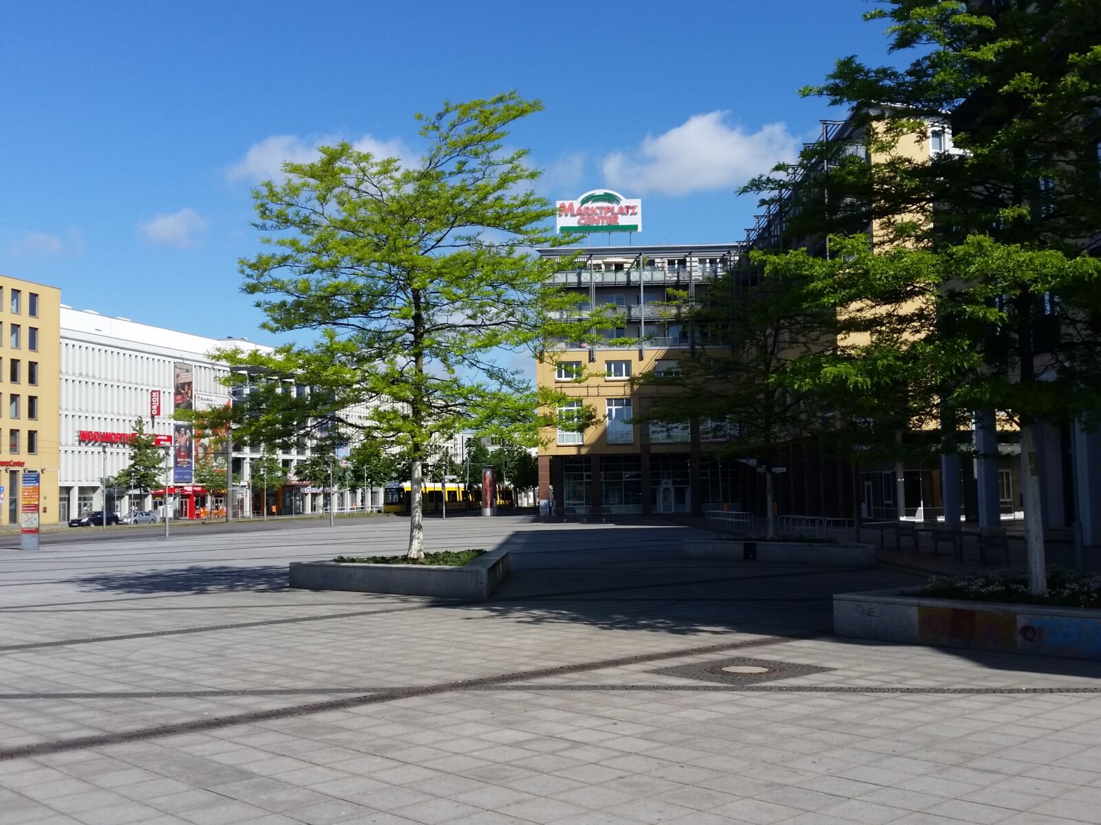 Samsung Galaxy S5 sample photo. Marketplace, paved, road photography