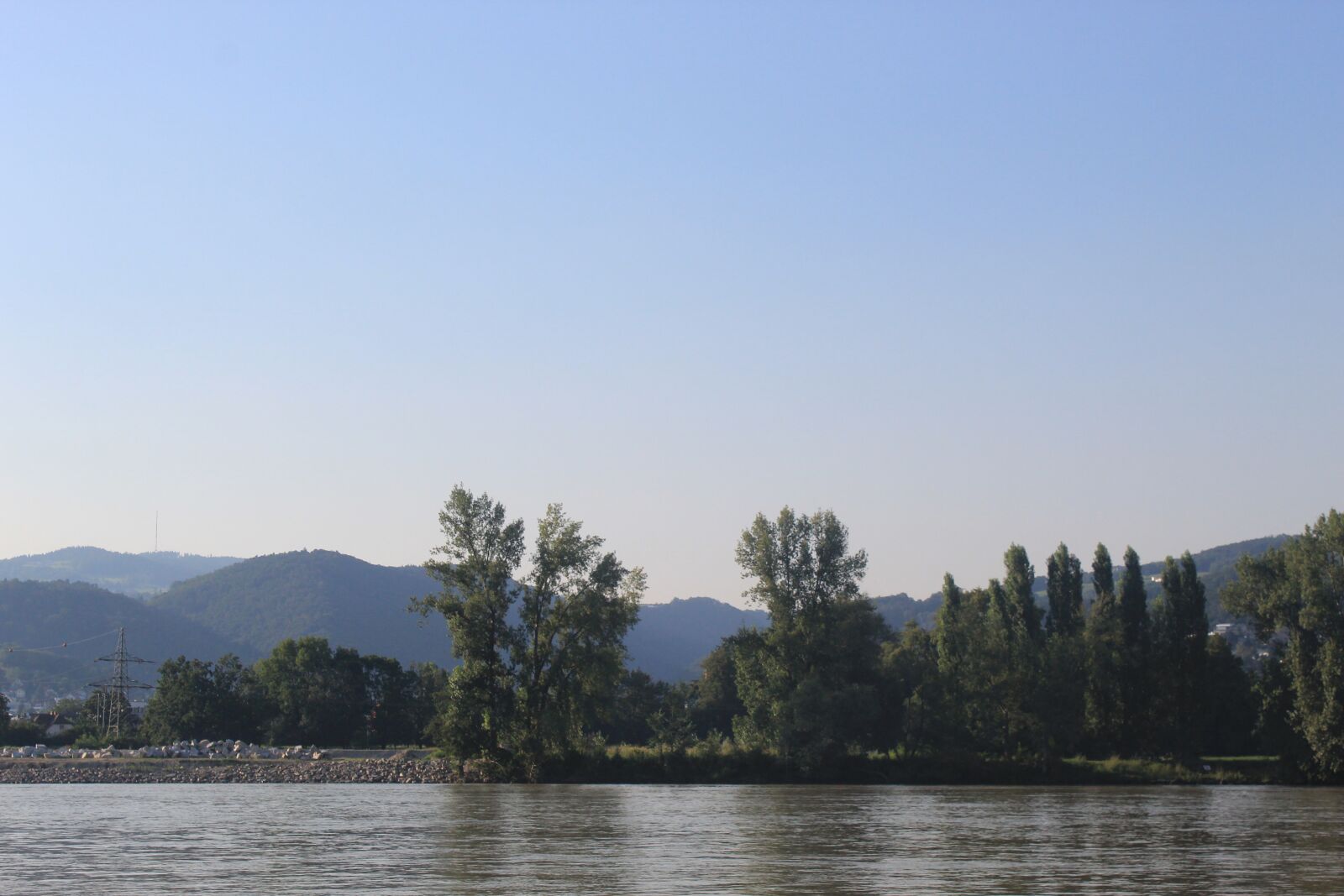 Canon EOS 1300D (EOS Rebel T6 / EOS Kiss X80) sample photo. Danube river, river side photography