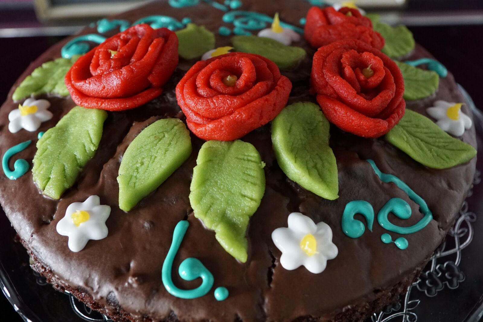 Sony ILCA-77M2 + Sony DT 16-50mm F2.8 SSM sample photo. Cake, delicious, roses photography