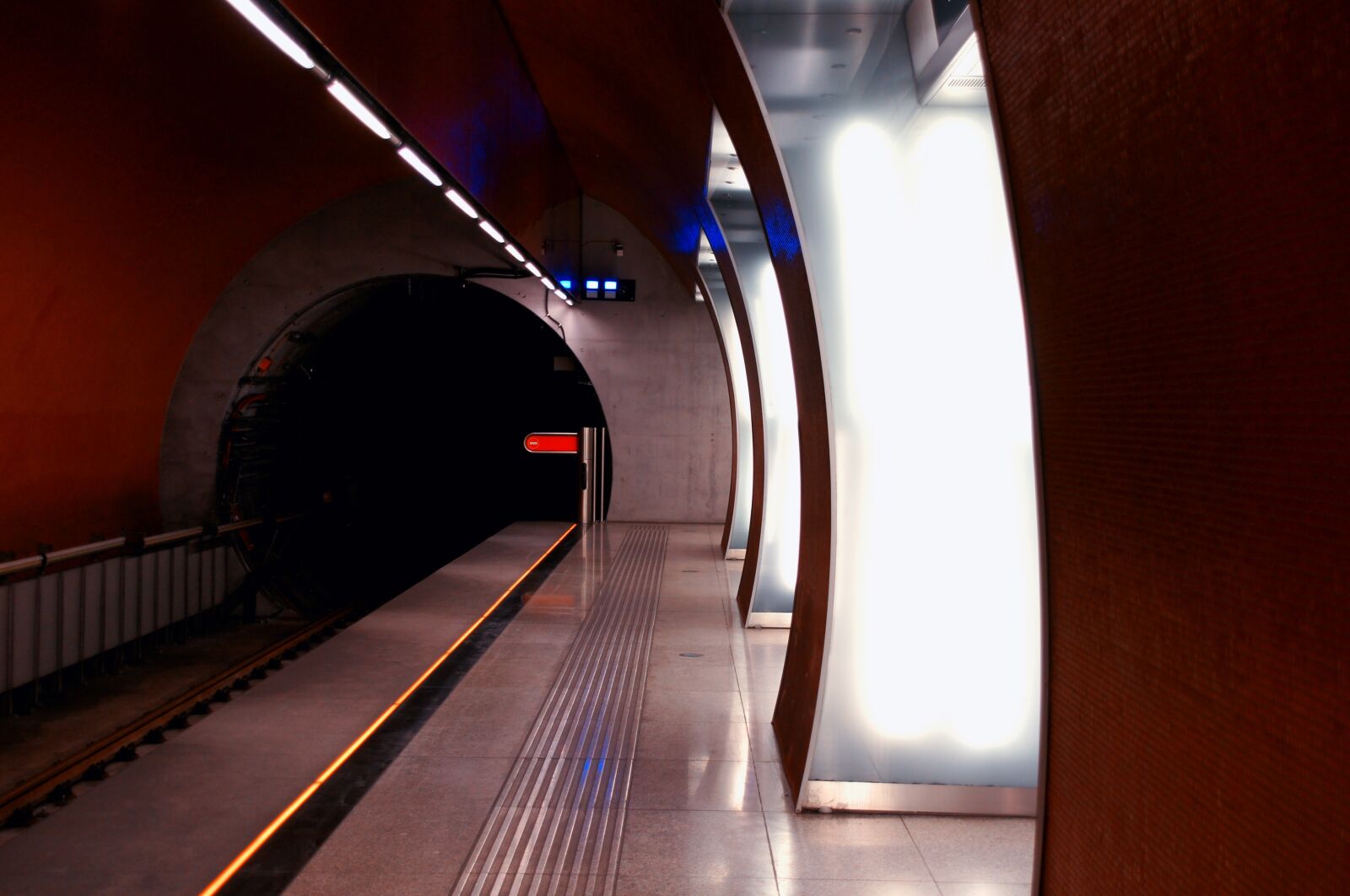 Sony Alpha DSLR-A580 sample photo. Metro, underground, station photography