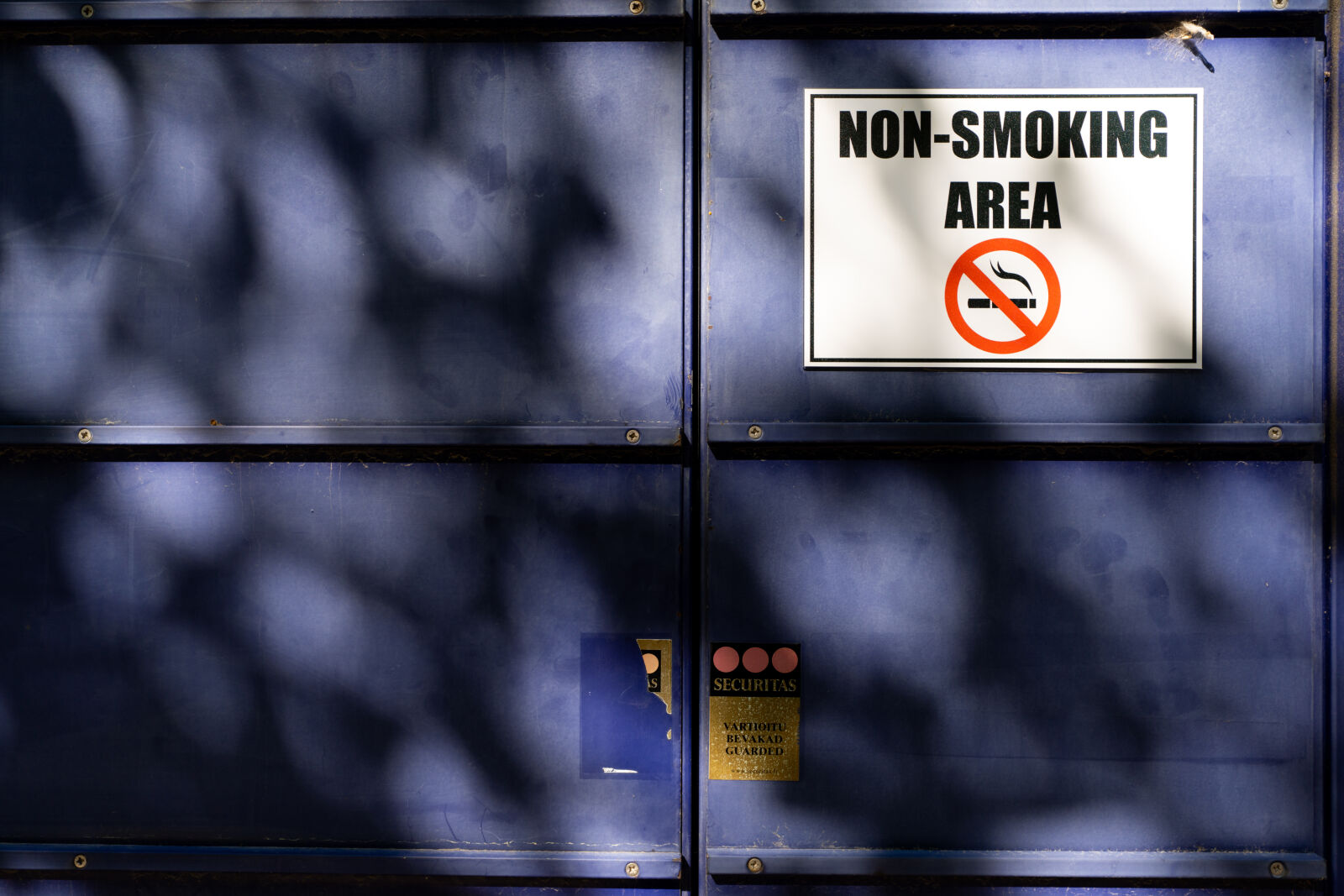 Sony a7R IV + Sigma 16-28mm F2.8 DG DN | C sample photo. Non-smoking sign photography