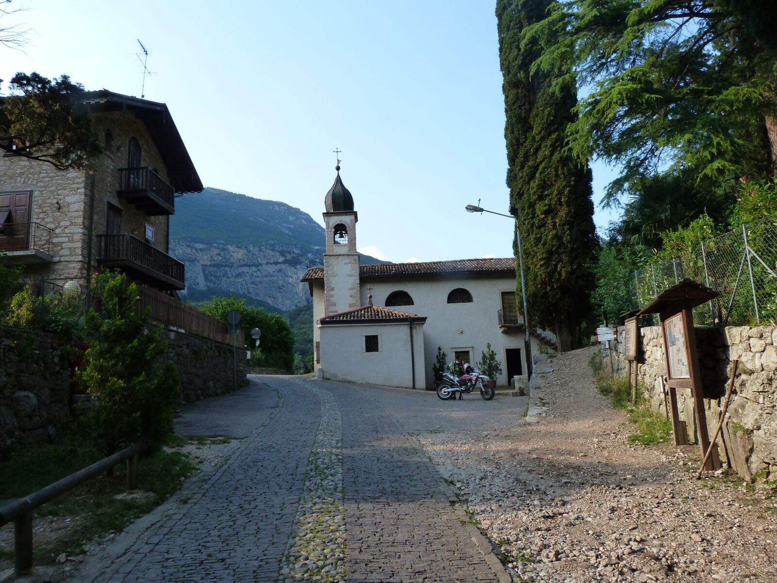 Panasonic Lumix DMC-FZ40 (Lumix DMC-FZ45) sample photo. Church, italy, path photography
