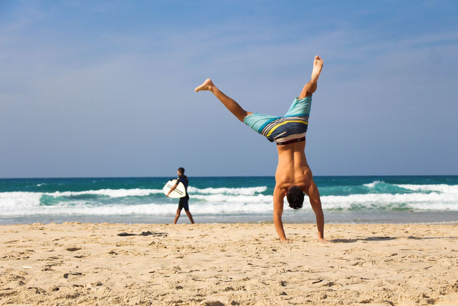 Canon EOS 700D (EOS Rebel T5i / EOS Kiss X7i) sample photo. Handstand, beach, sea photography
