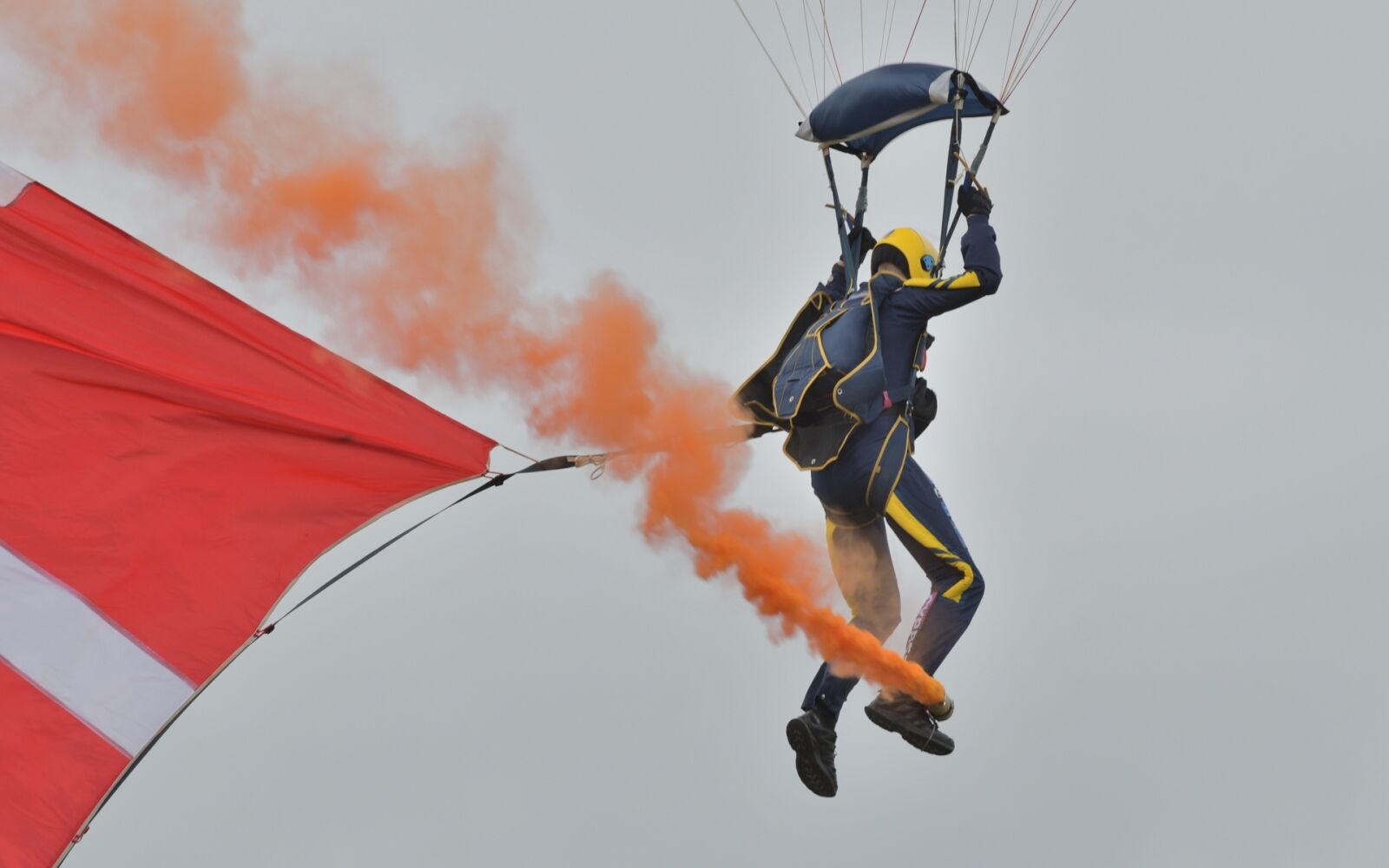 Nikon D500 sample photo. Smoke, parachute, danish flag photography