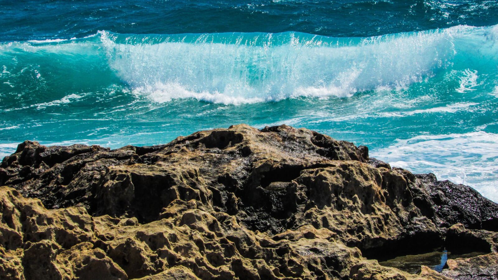 Canon PowerShot SX400 IS sample photo. Wave, smashing, foam photography