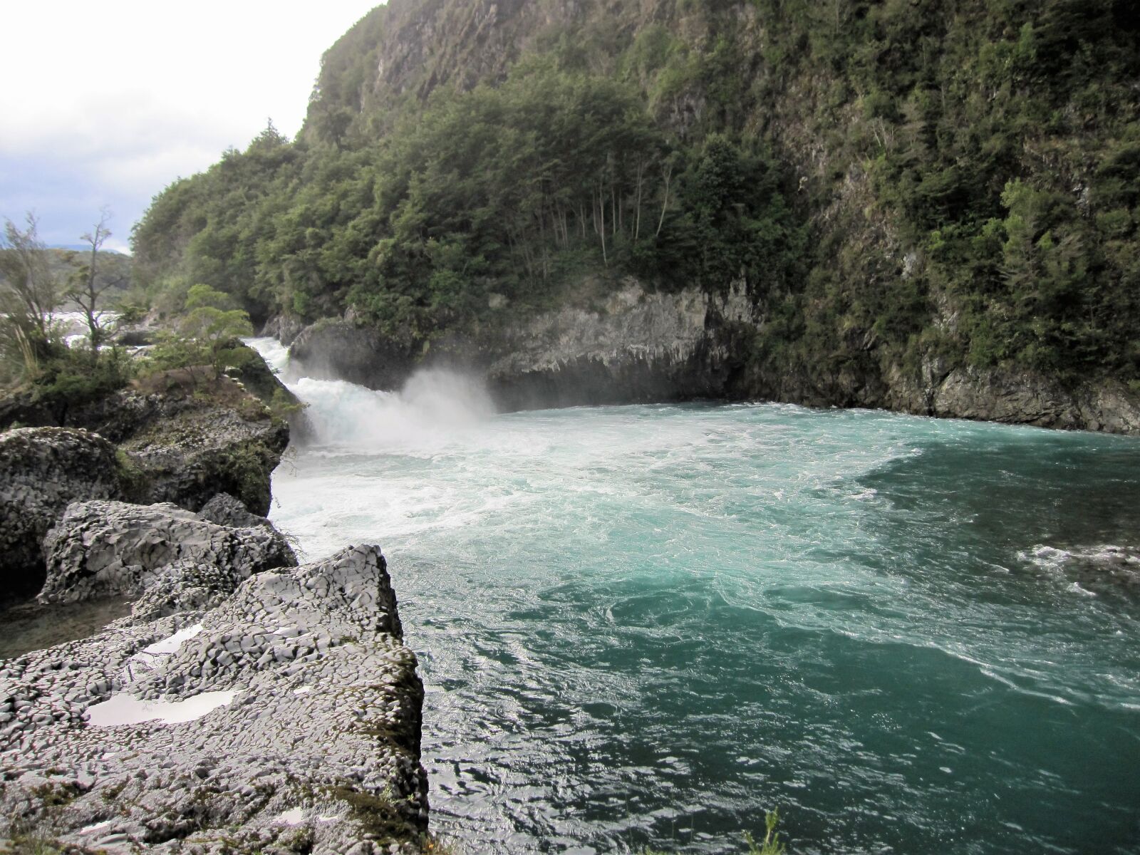 Canon PowerShot SD960 IS (Digital IXUS 110 IS / IXY Digital 510 IS) sample photo. Chile, freshwater, rapids, river photography