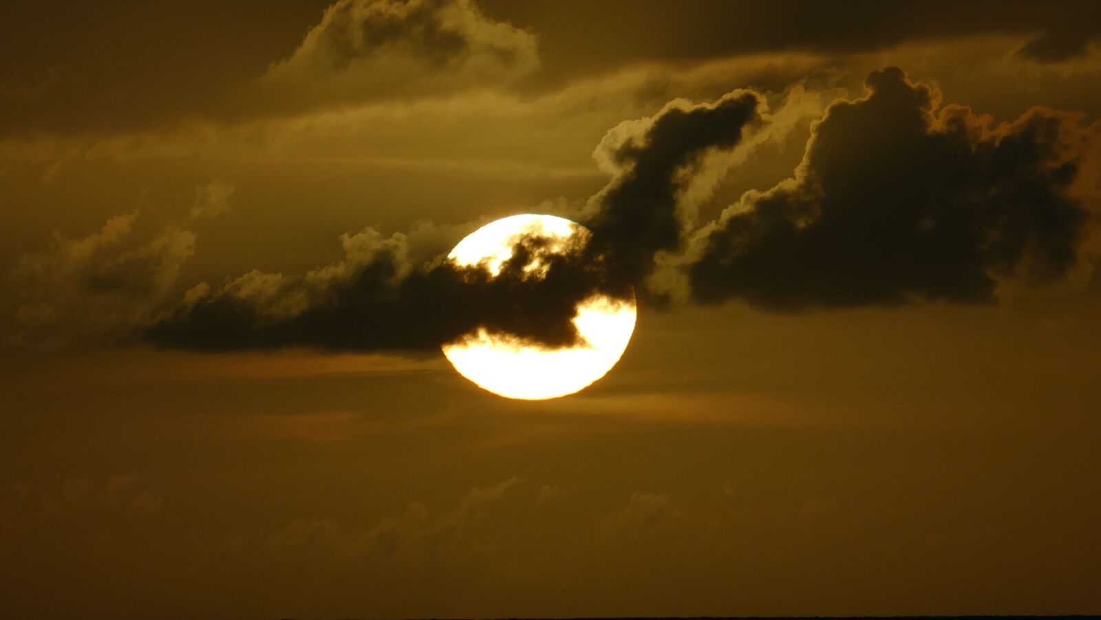 Panasonic Lumix DMC-FZ1000 sample photo. Sunset, sun, cloud photography
