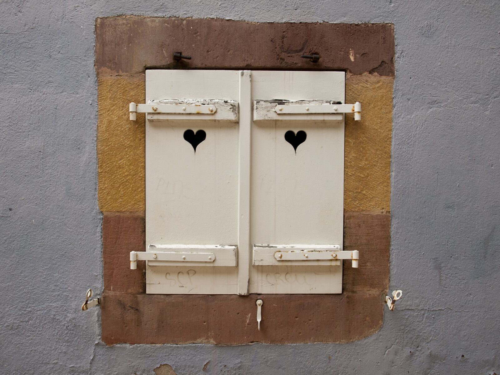 Olympus E-510 (EVOLT E-510) sample photo. Window, shutters, heart photography
