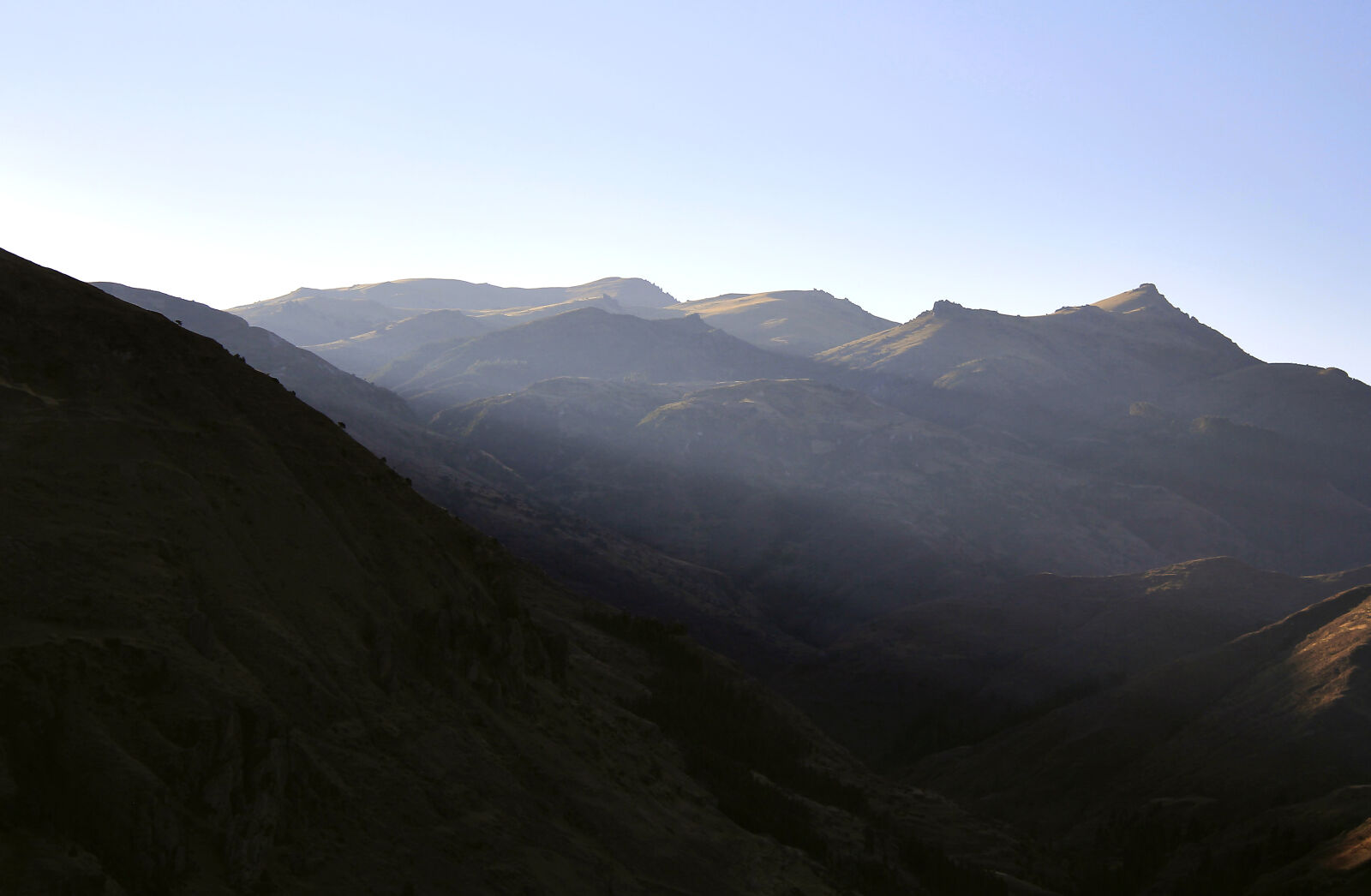 Canon EF-S 18-55mm F3.5-5.6 IS sample photo. Valley, mountains, nature, sky photography