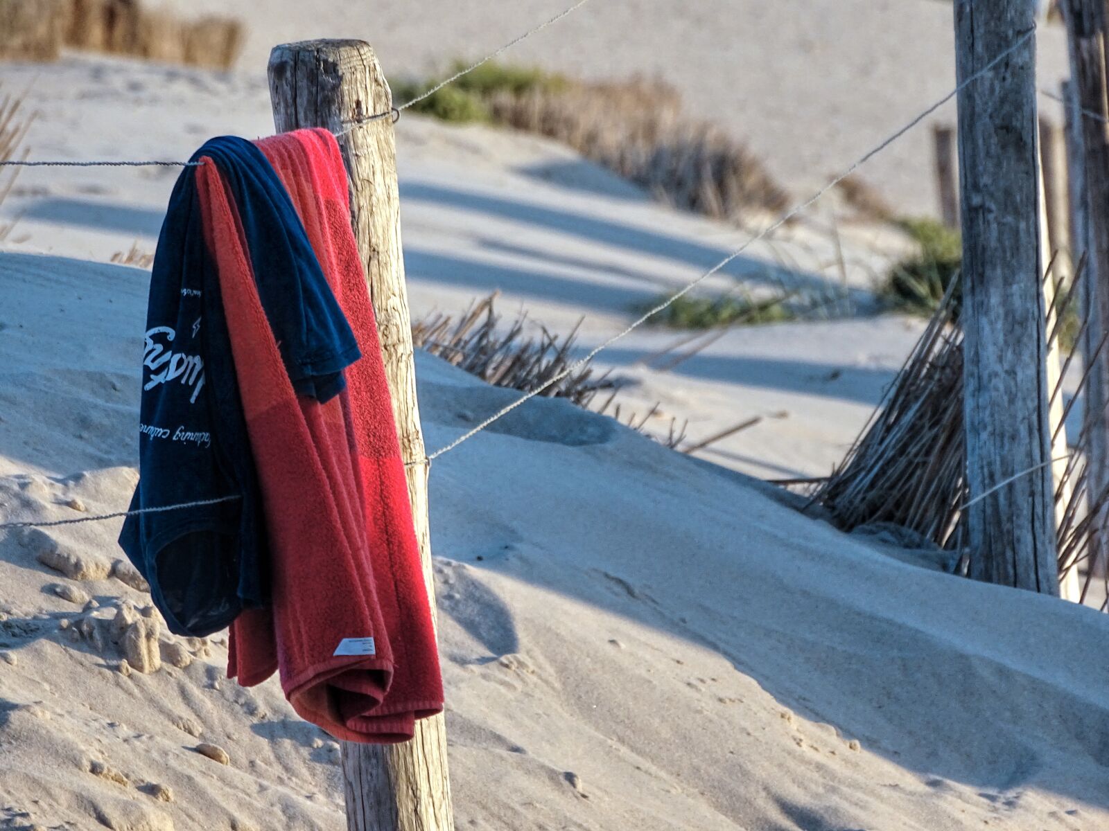 Sony Cyber-shot DSC-HX400V sample photo. Beach, dune, towel photography