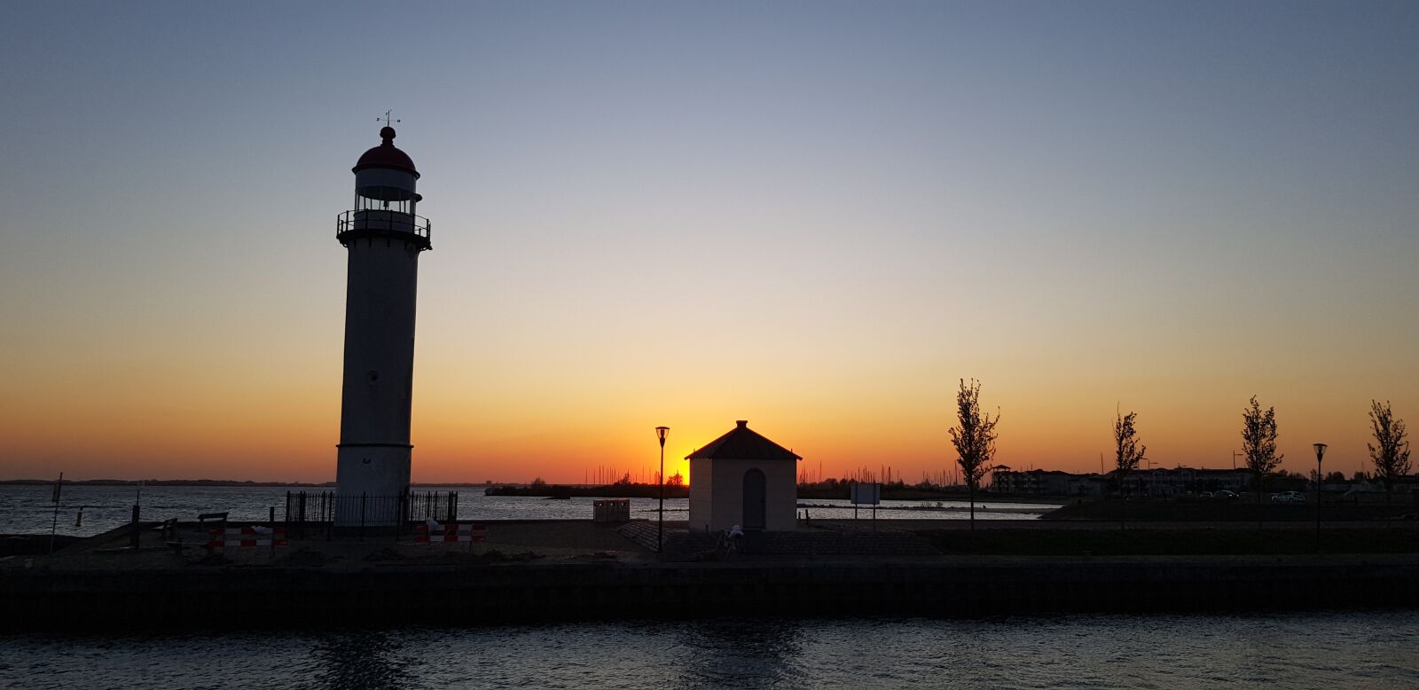 Samsung Galaxy S8 sample photo. Hellevoetsluis, lighthouse, sunset photography