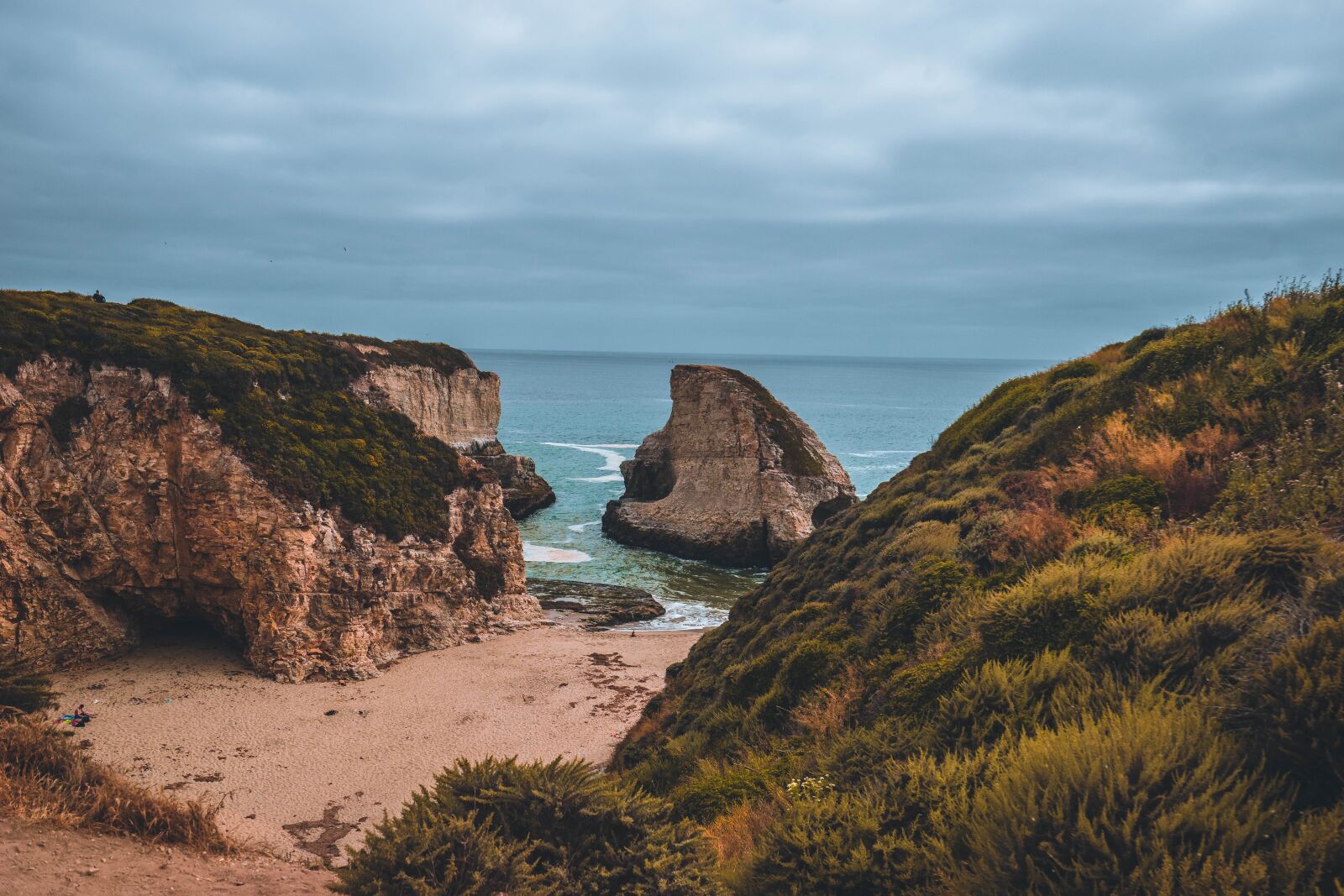 Sony a7 + Sony Vario-Tessar T* FE 16-35mm F4 ZA OSS sample photo. Beach, cliff, cloudy photography
