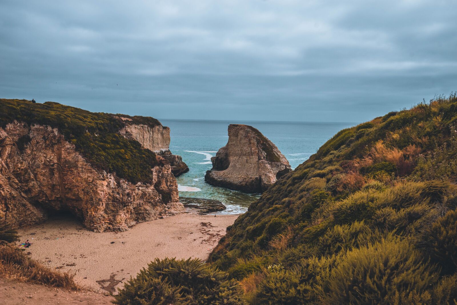 Sony Vario-Tessar T* FE 16-35mm F4 ZA OSS sample photo. Beach, cliff, cloudy photography