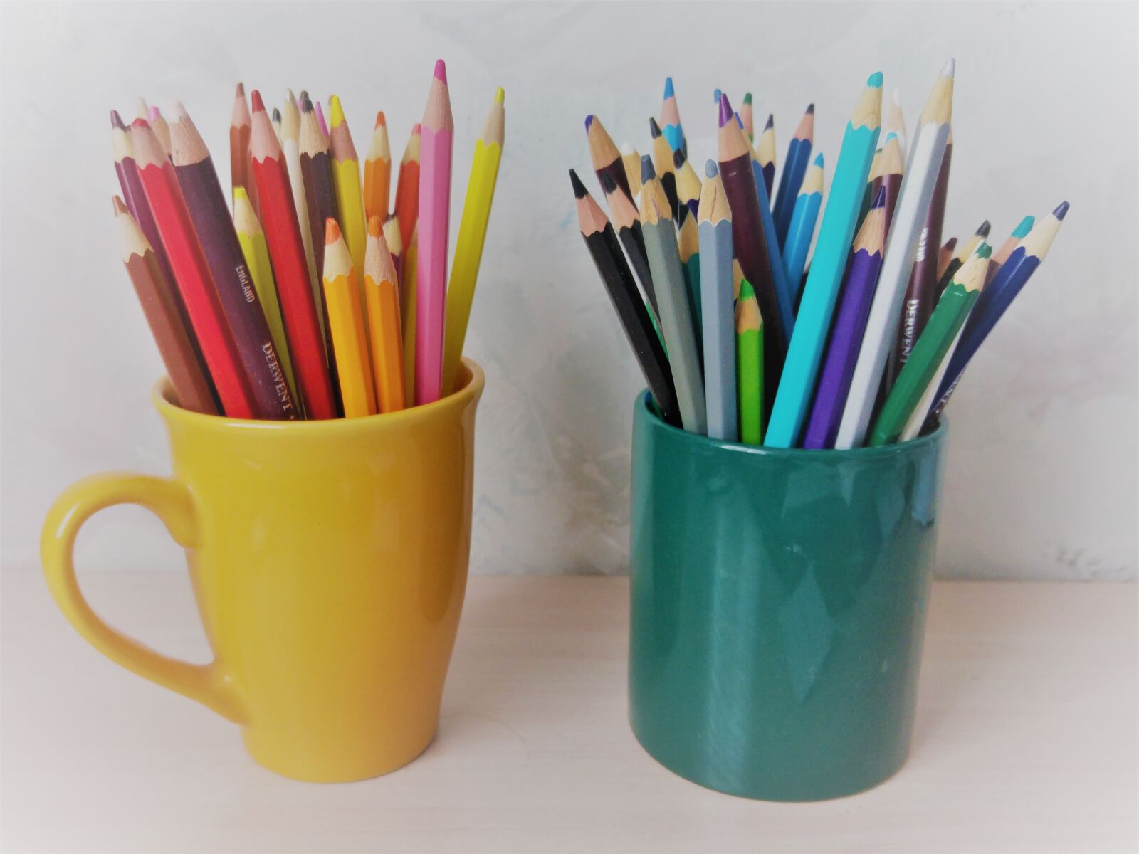 LG G4 sample photo. Colored pencils, colors, cups photography