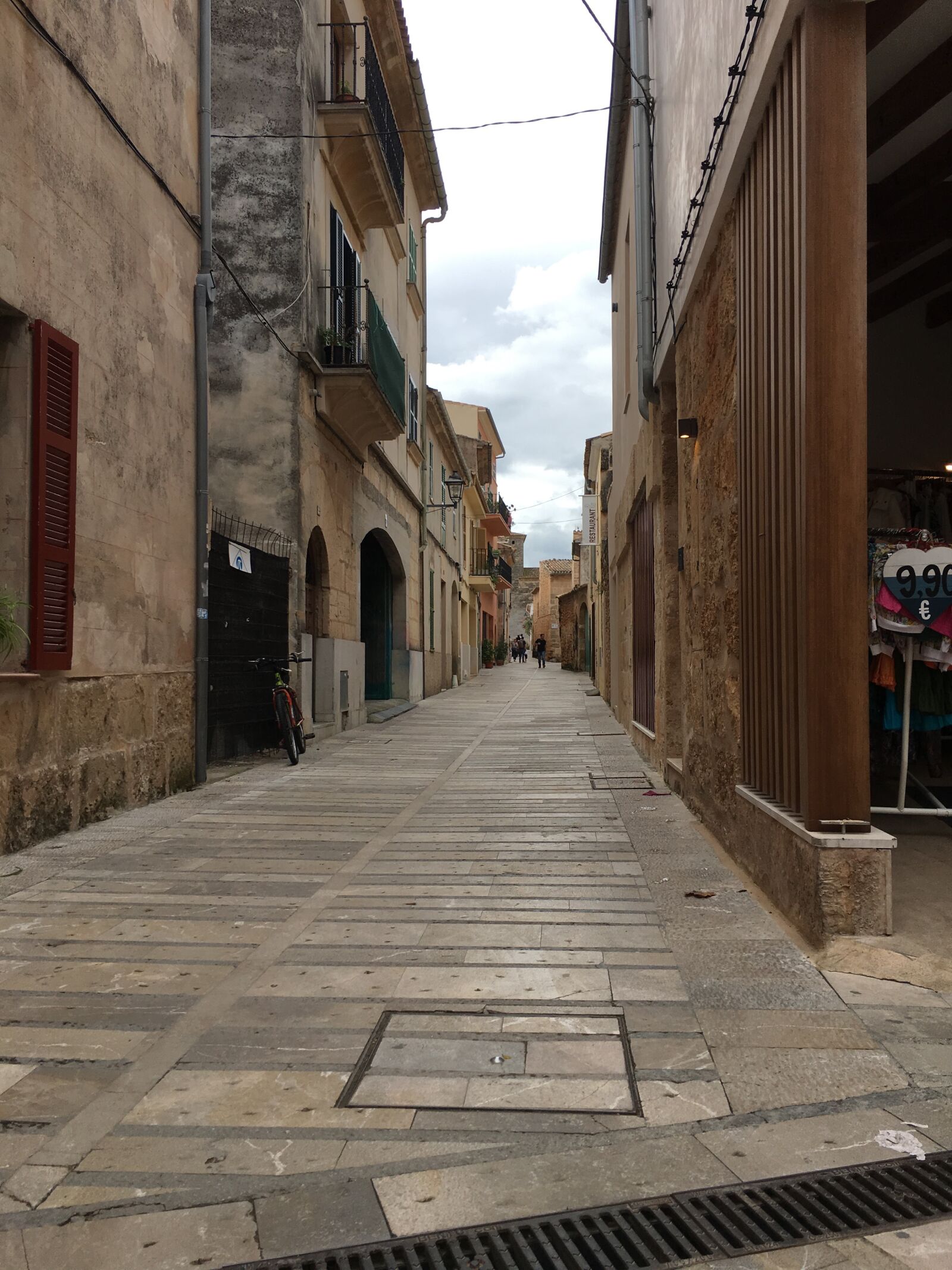 iPhone 6s back camera 4.15mm f/2.2 sample photo. Mallorca, alley, city photography