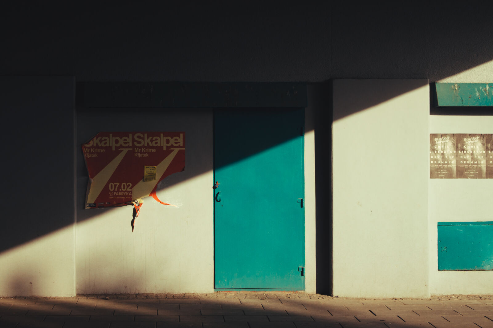 Canon EOS 700D (EOS Rebel T5i / EOS Kiss X7i) sample photo. Color, day, door, light photography