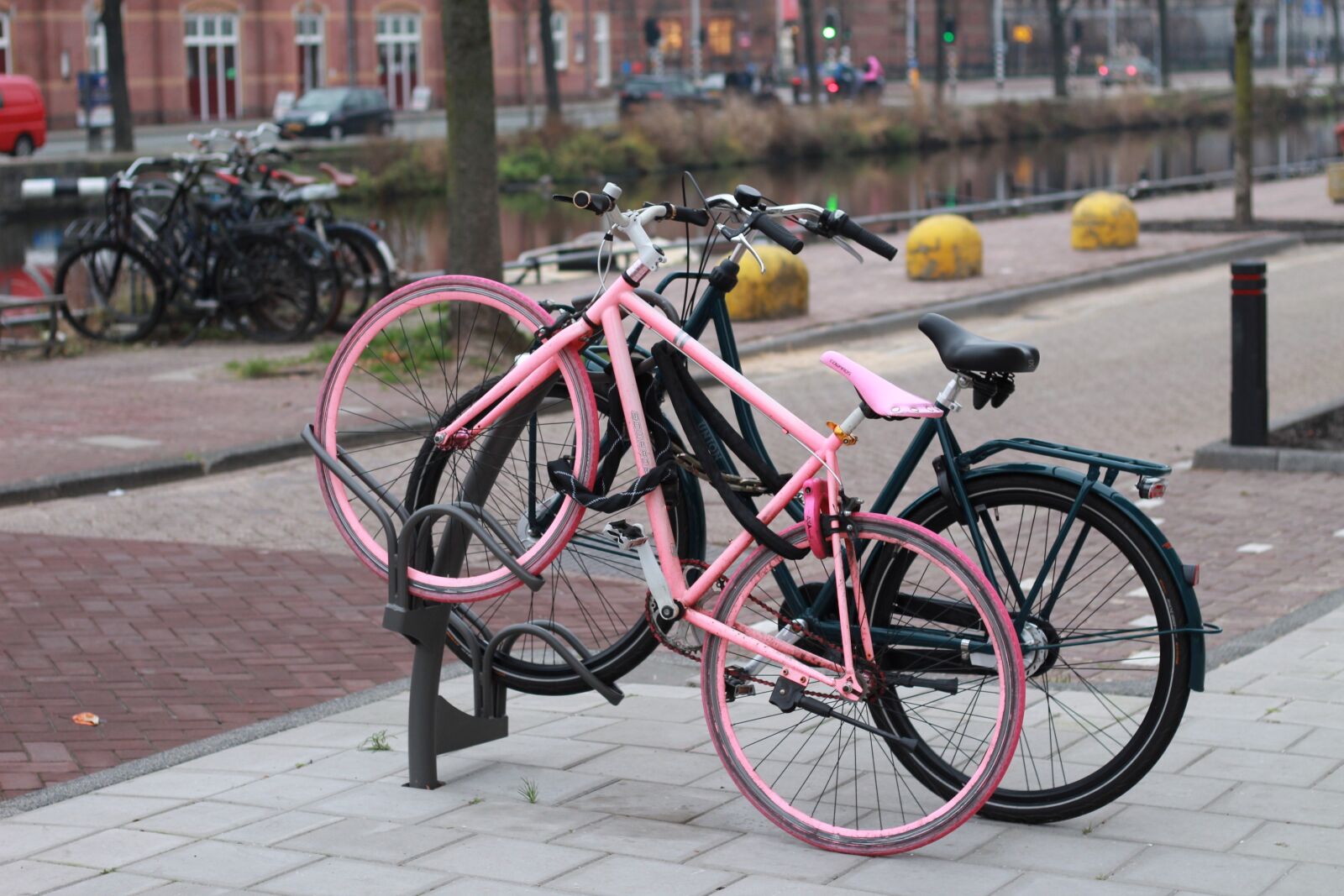 Canon EOS 1300D (EOS Rebel T6 / EOS Kiss X80) + Canon EF 50mm F1.8 STM sample photo. Bike, cycling, bike pink photography