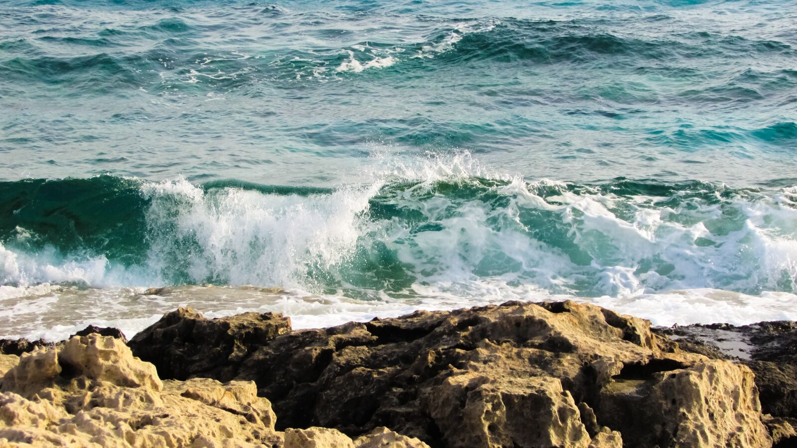 Canon PowerShot SX400 IS sample photo. Rocky coast, wave, smashing photography