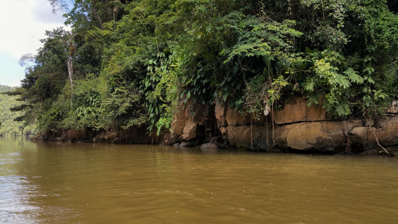 Samsung Galaxy Note4 sample photo. River bank, rocks, water photography