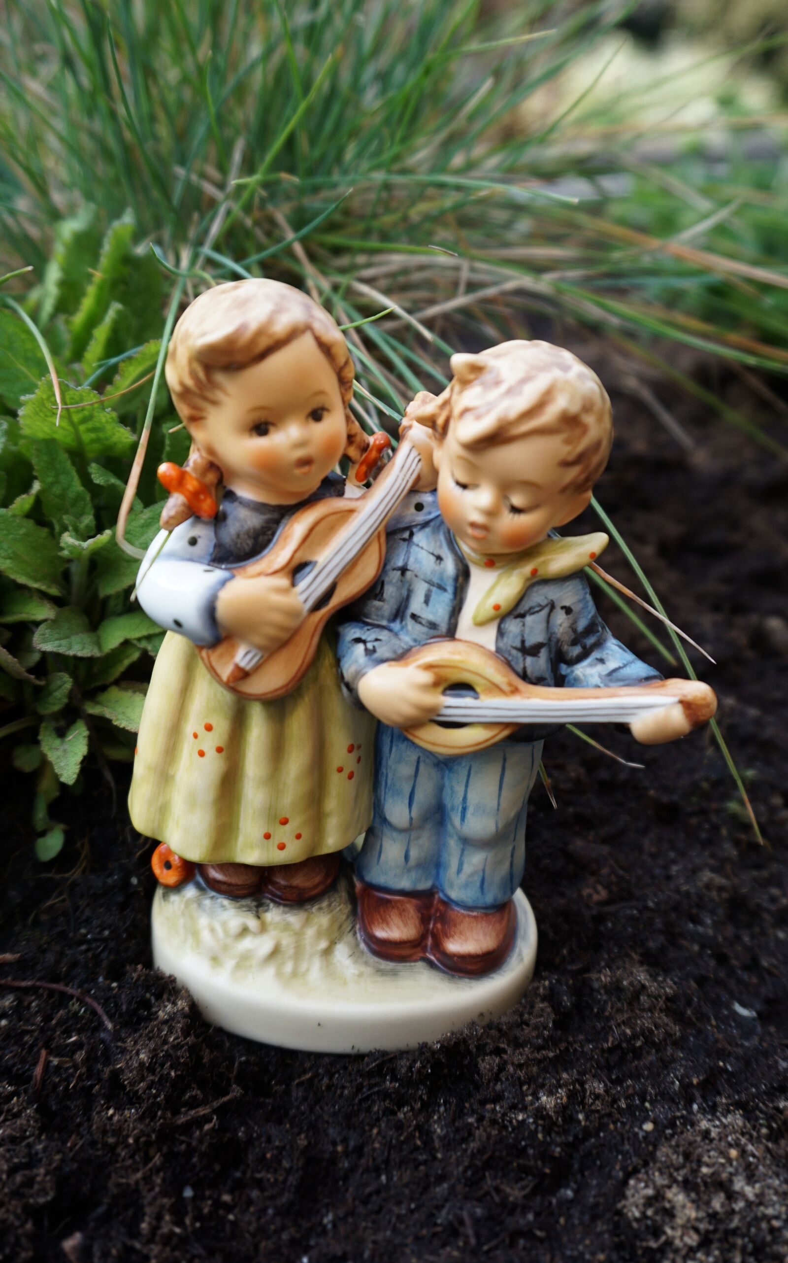 Sony E 16-50mm F3.5-5.6 PZ OSS sample photo. Hummel figure, children, ceramic photography
